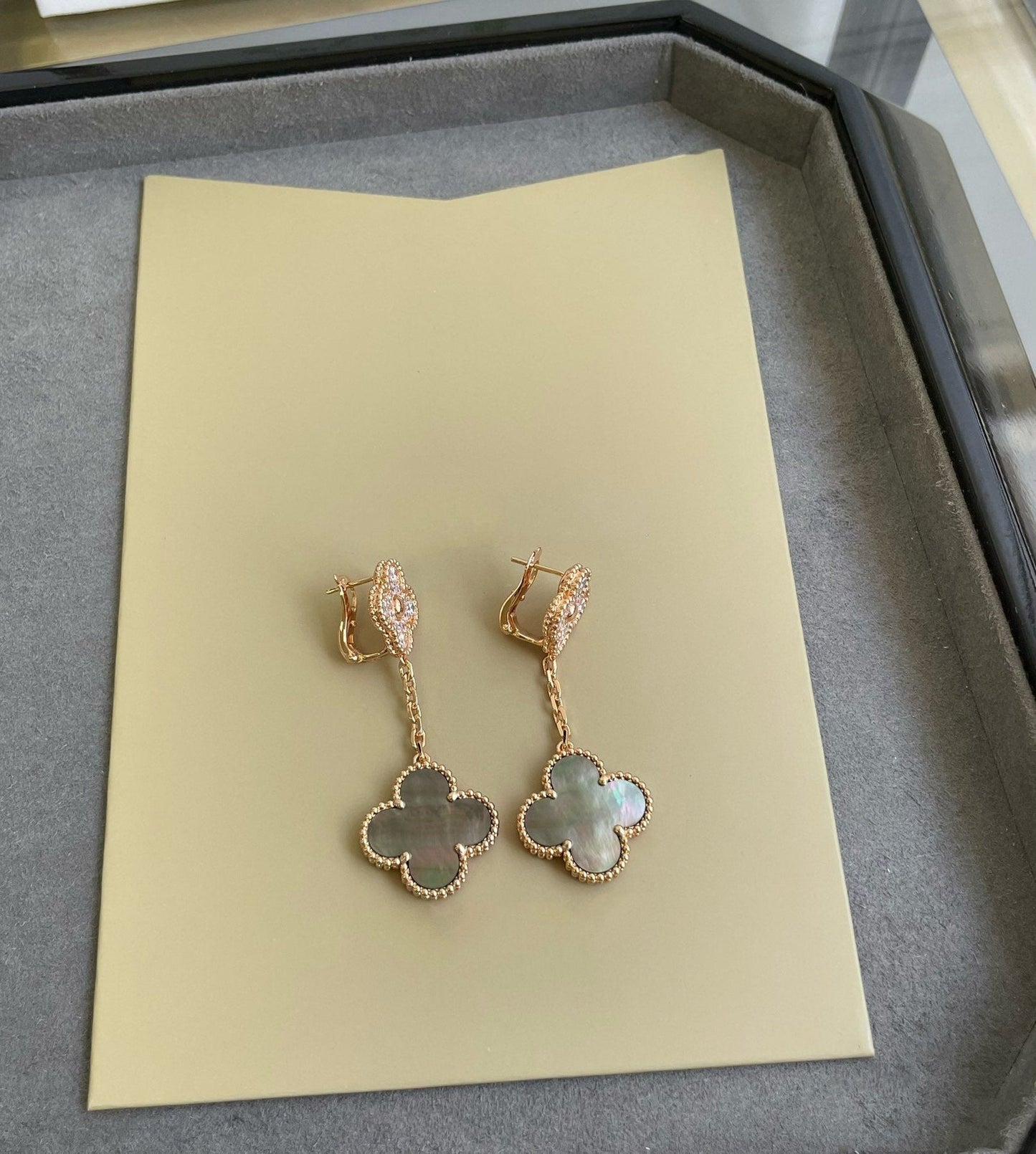 CLOVER 2 MOTIF DIAMOND DARK MOP EARRINGS