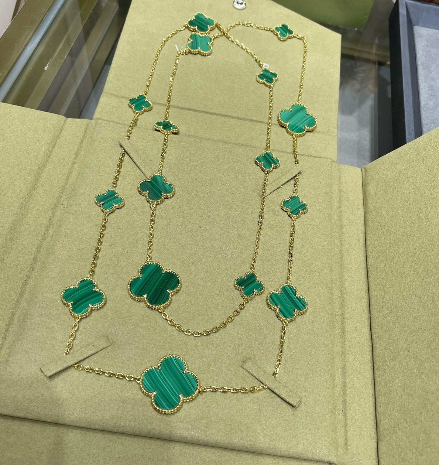 CLOVER 16 MOTIF MALACHITE PINK GOLD NECKLACE