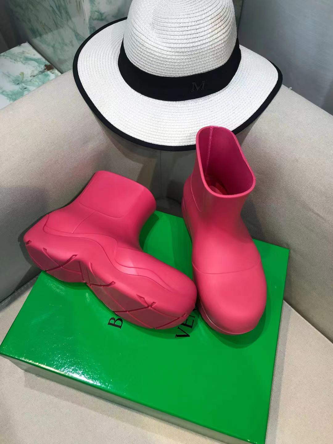 PUDDLE ANKLE BOOT IN BRIGHT PINK RUBBER