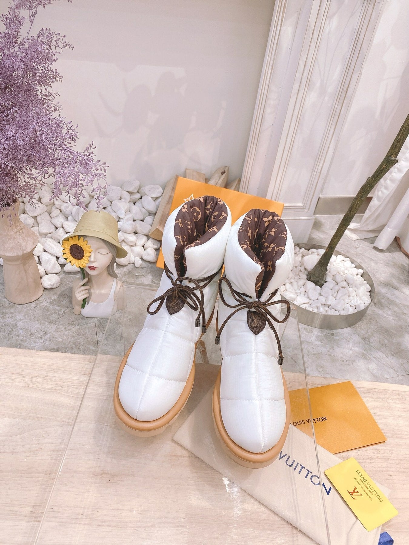 PILLOW COMFORT ANKLE BOOTS IN WHITE NYLON