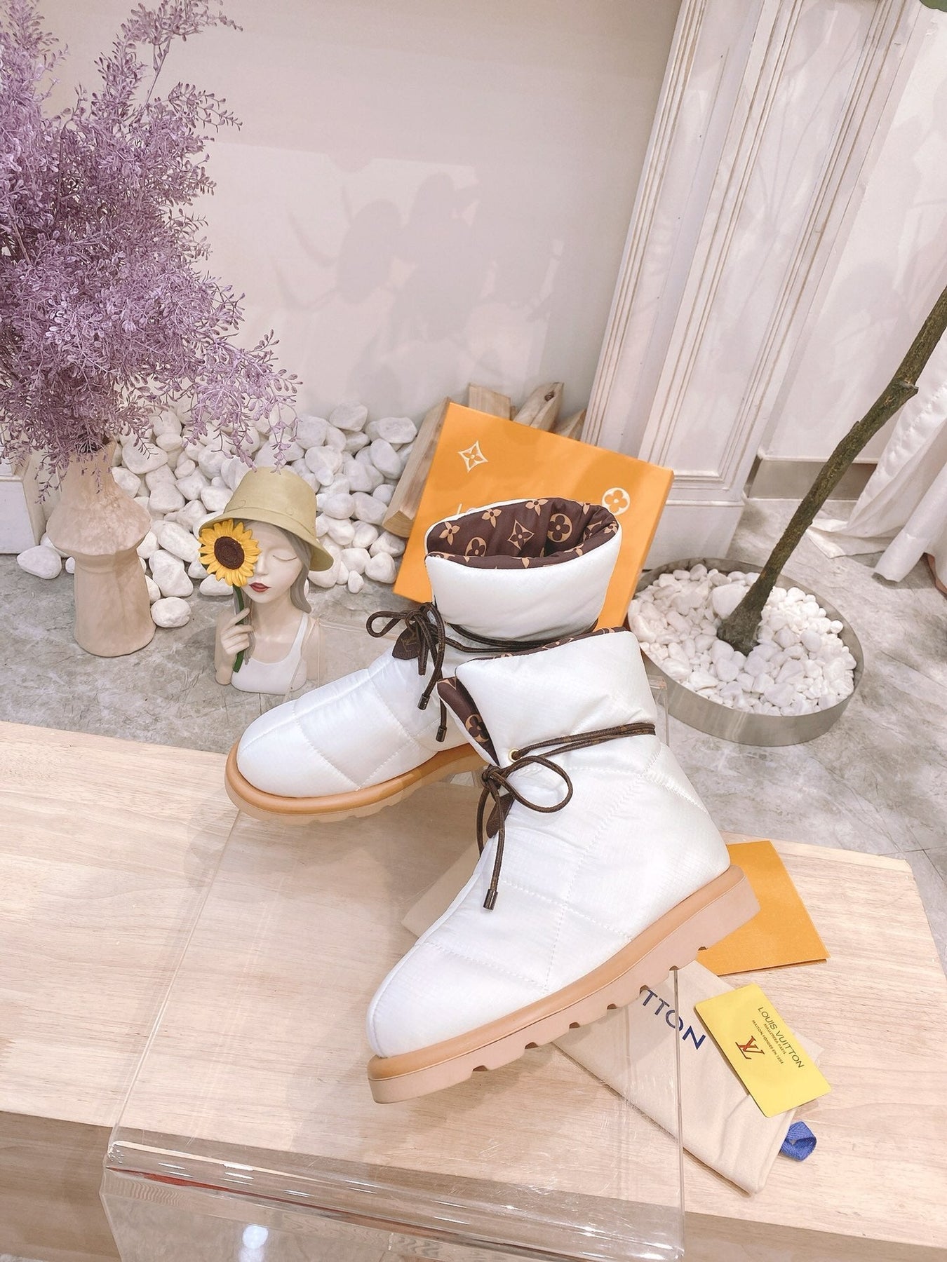 PILLOW COMFORT ANKLE BOOTS IN WHITE NYLON