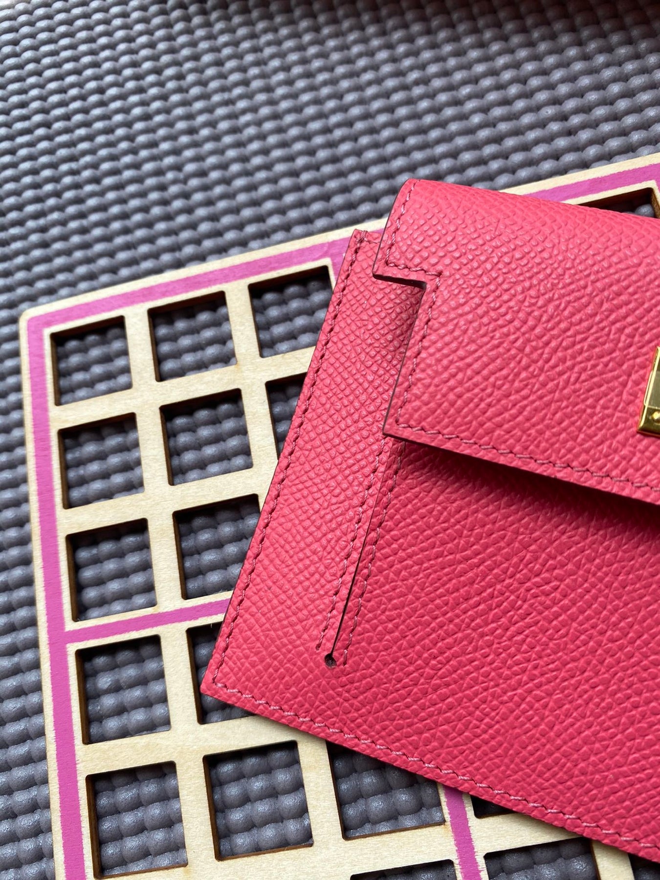 HM Kelly Pocket 13.5 Dark Pink Epsom Ghw