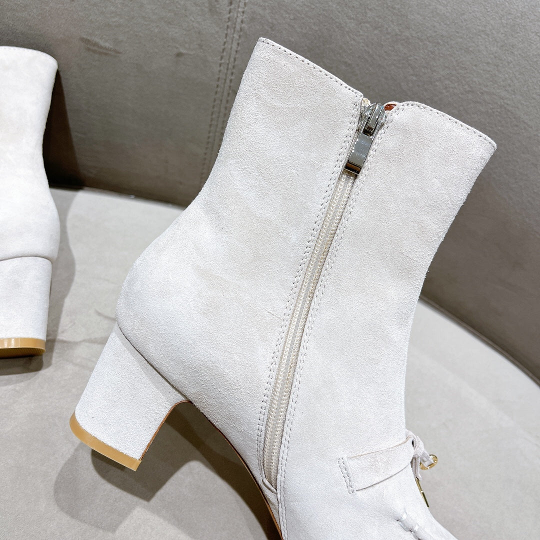 LP CHARMS ANKLE BOOTS METAL LOCK WHITE SUEDE
