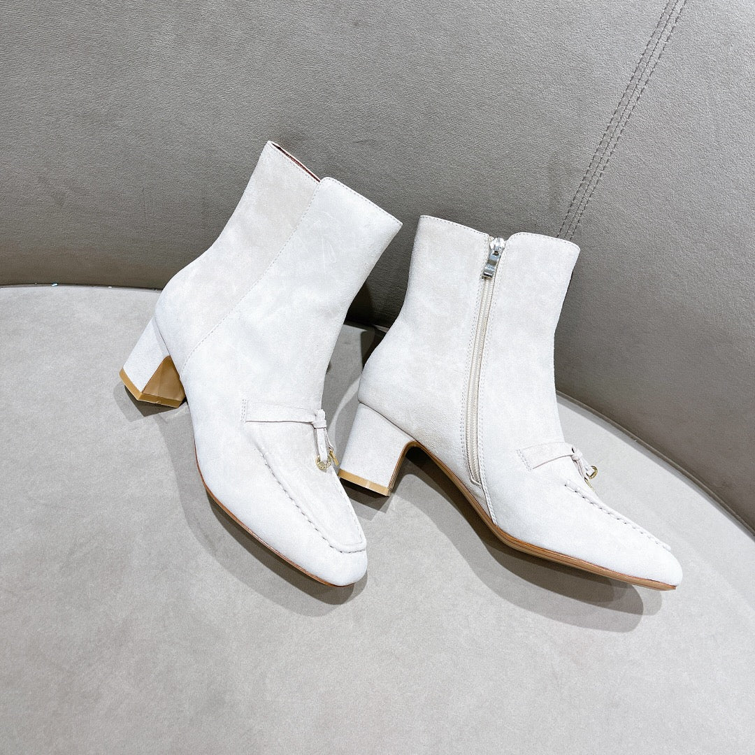 LP CHARMS ANKLE BOOTS METAL LOCK WHITE SUEDE