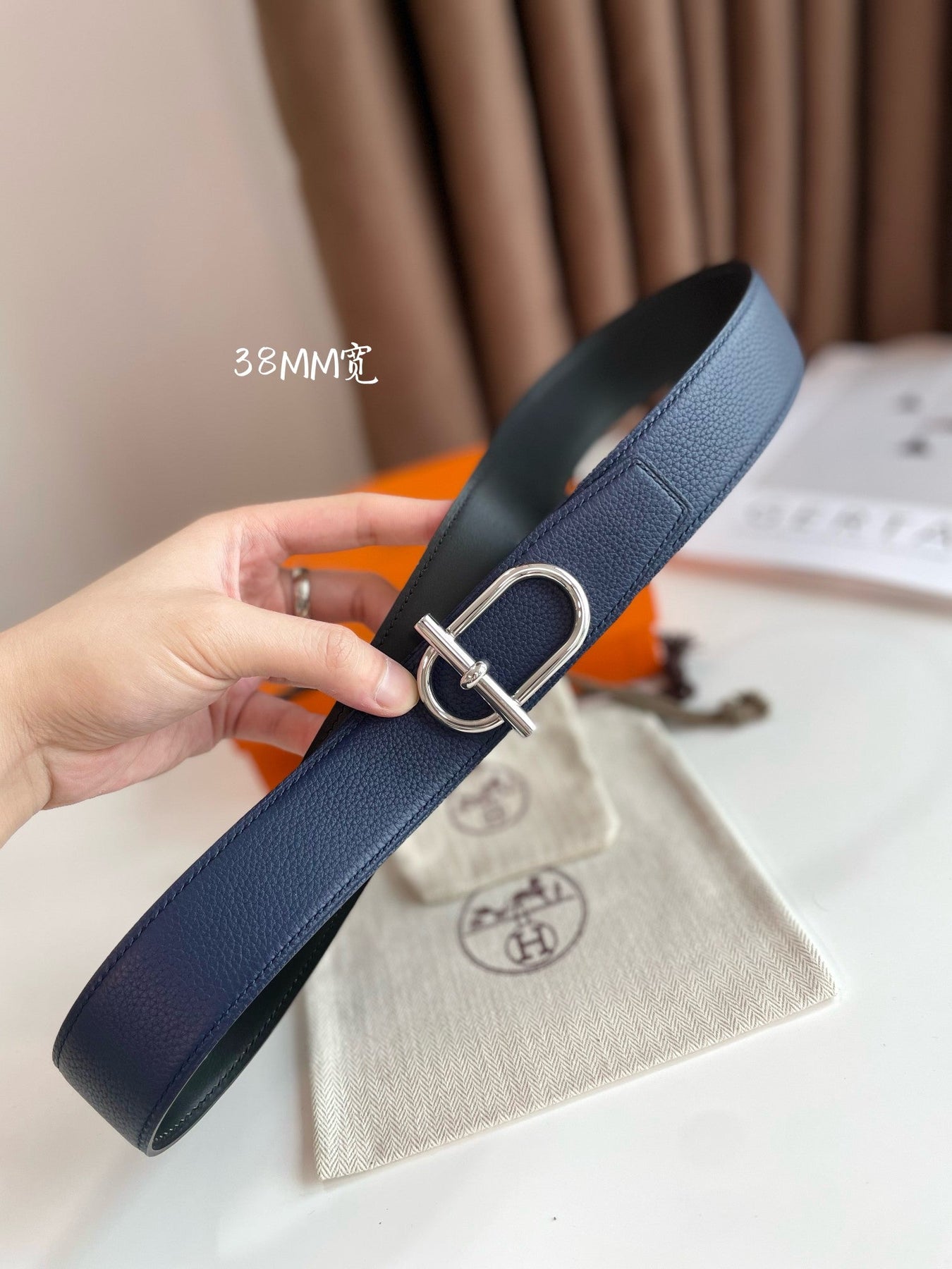 HM ITHAQUE BELT SILVER BUCKLE & REVERSIBLE NAVY BLUE AND BLACK LEATHER STRAP 38MM