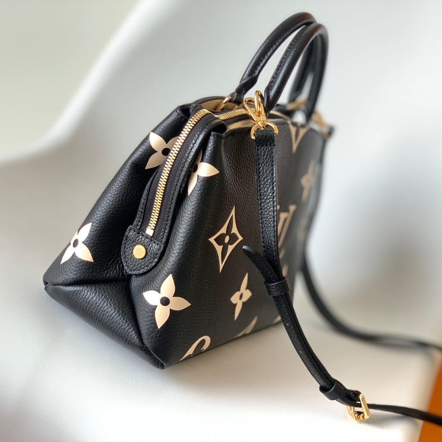 PETIT PALAIS PM MEDIUM SHOULDER BAG 29 IN BLACK MIX BEIGE EMBOSSED COWHIDE GOLD-TONE HARDWARE