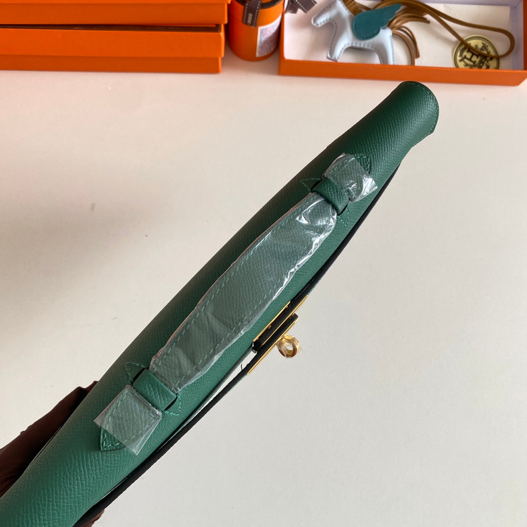 KELLY CUT 31 IN GREEN FOREST CALFSKIN WITH GOLD HARDWARE