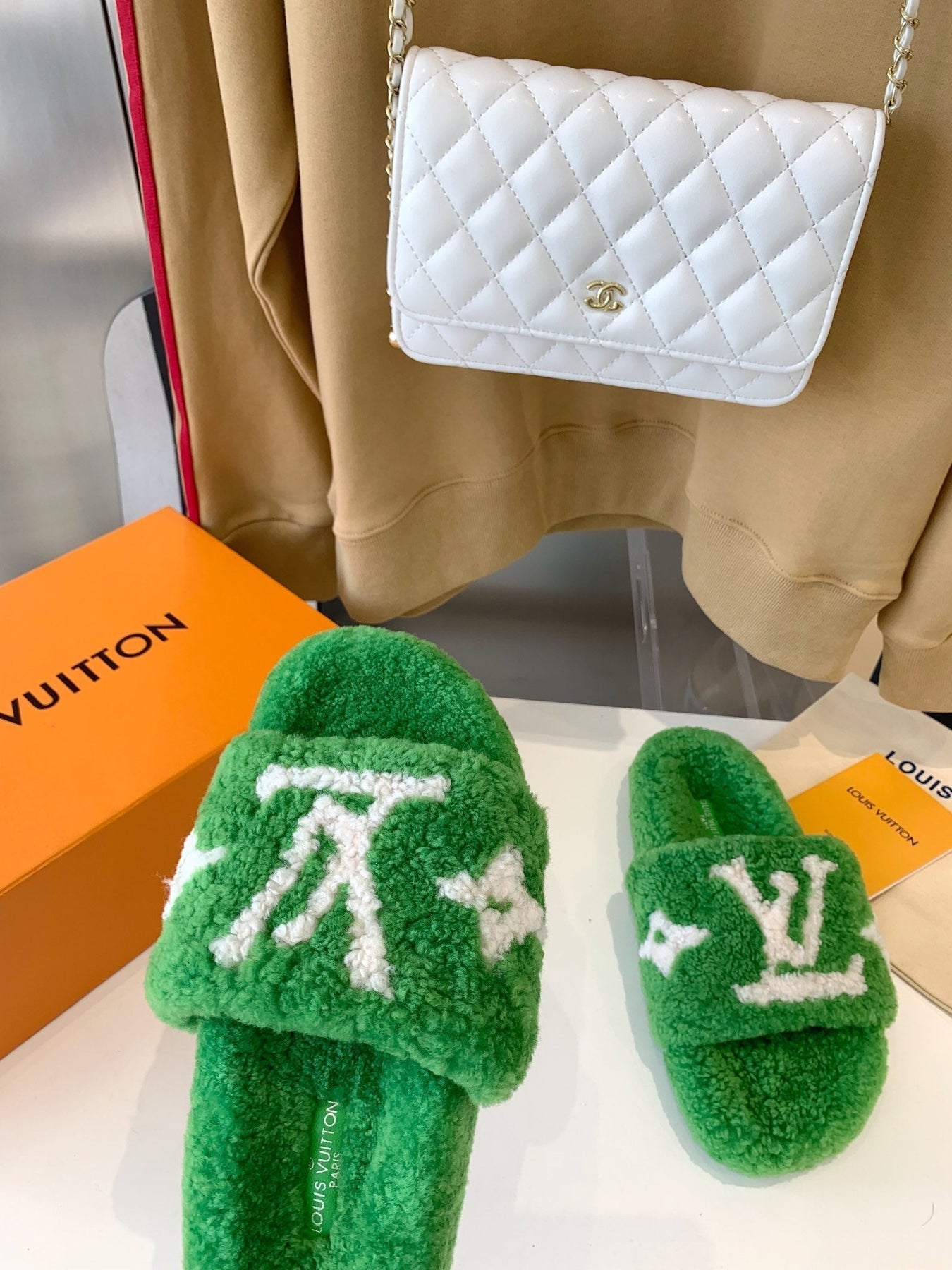 LV WOMEN'S PASEO FLAT SLIPPER IN GREEN FLEECE WITH WHITE LOGO