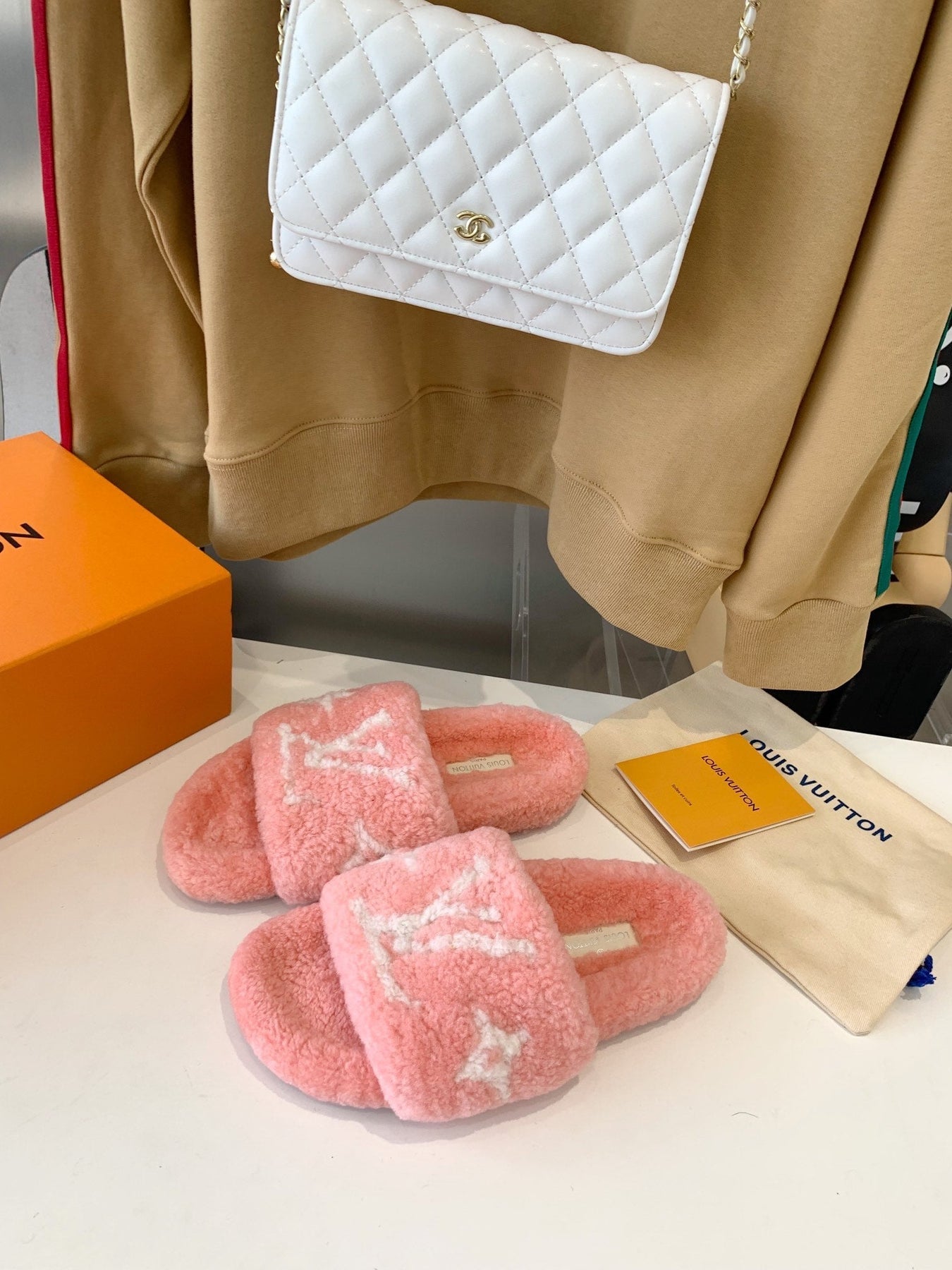 LV WOMEN'S PASEO FLAT SLIPPER IN LIGHT PINK FLEECE WITH WHITE LOGO