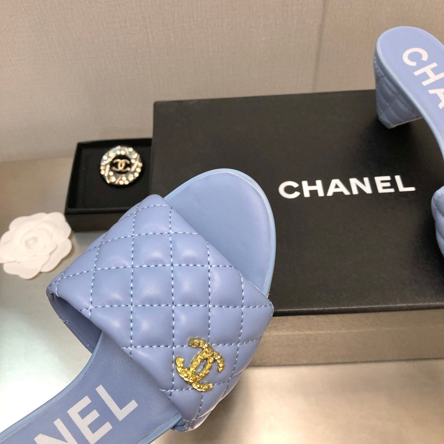 DIAMOND-QUILTED 6 CM SANDALS IN CAROLINA BLUE LAMBSKIN