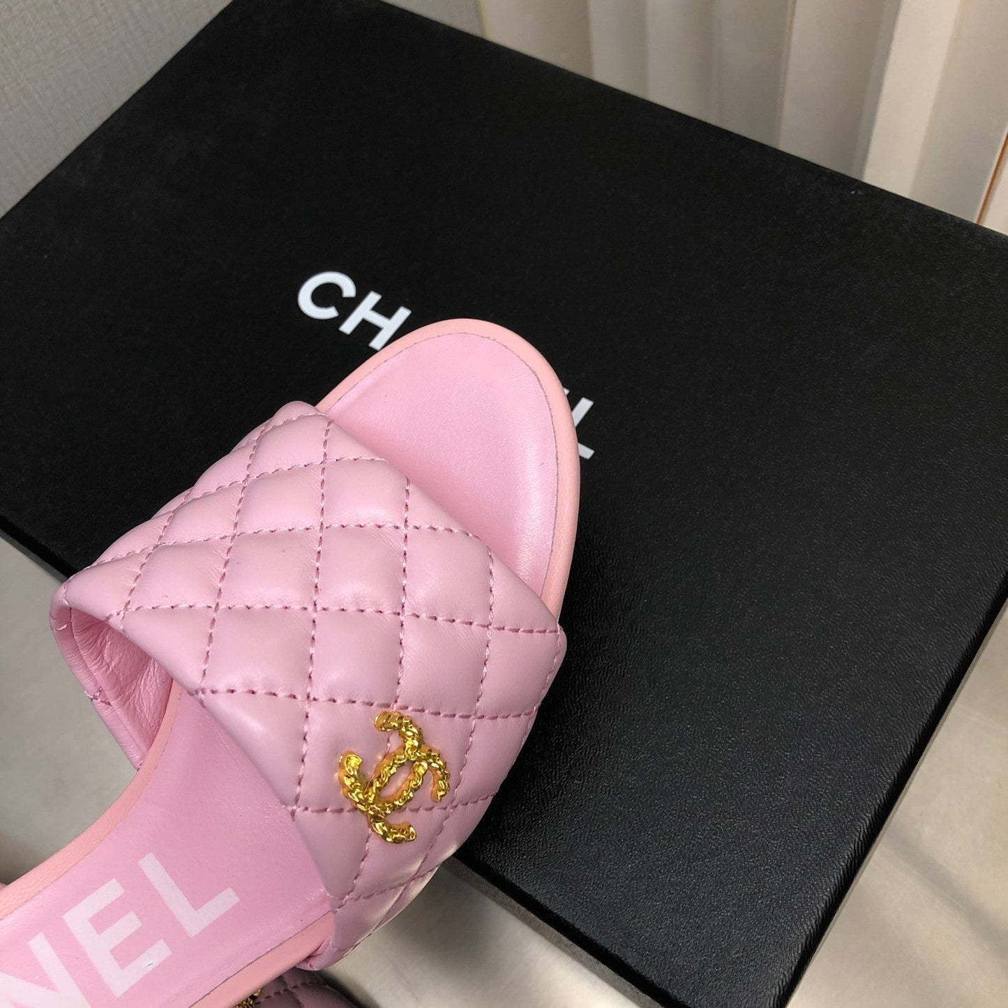 DIAMOND-QUILTED 6 CM SANDALS IN BABY PINK LAMBSKIN