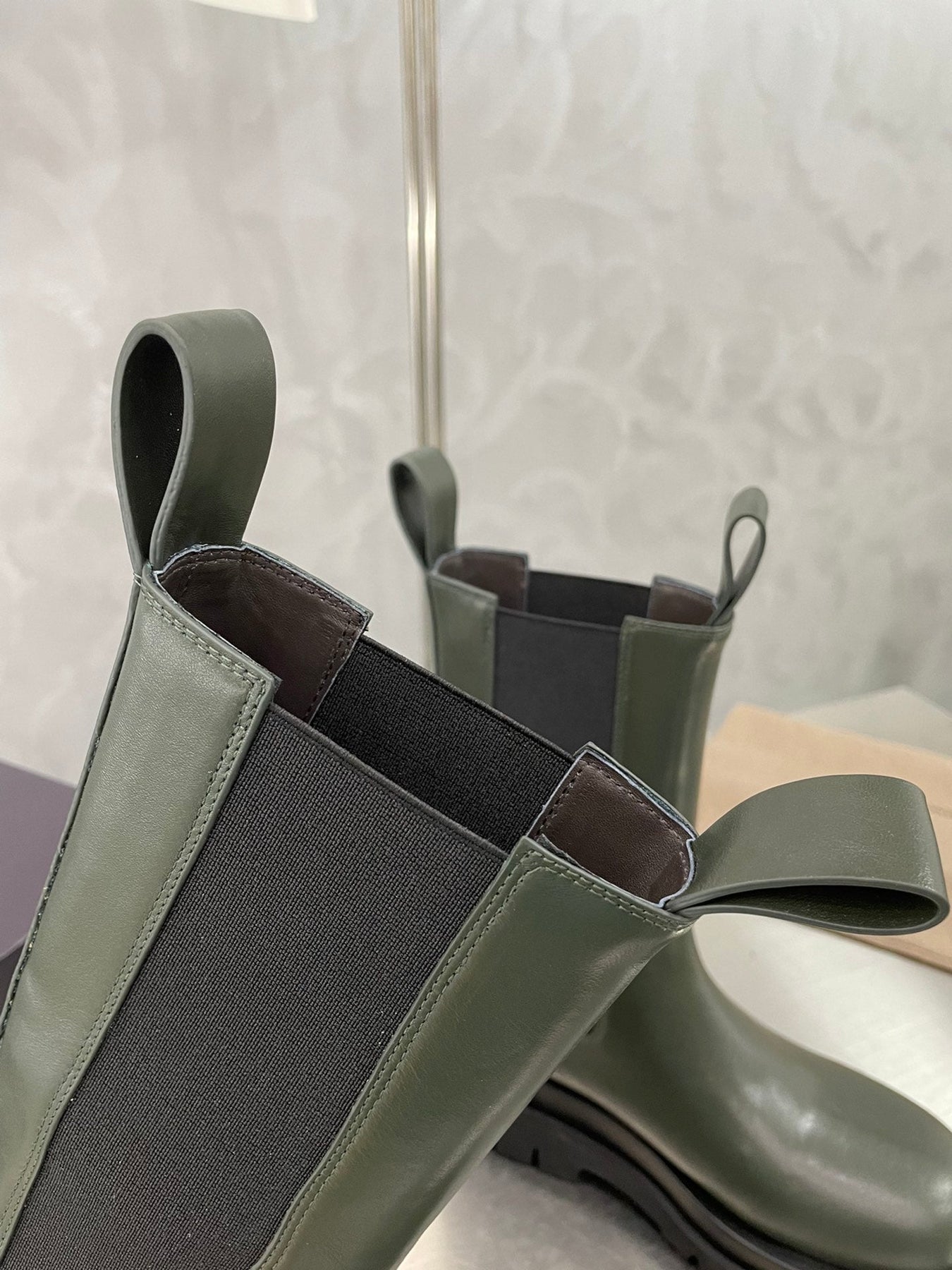 LUG CHELSEA BOOT IN ARMY GREEN CALFSKIN