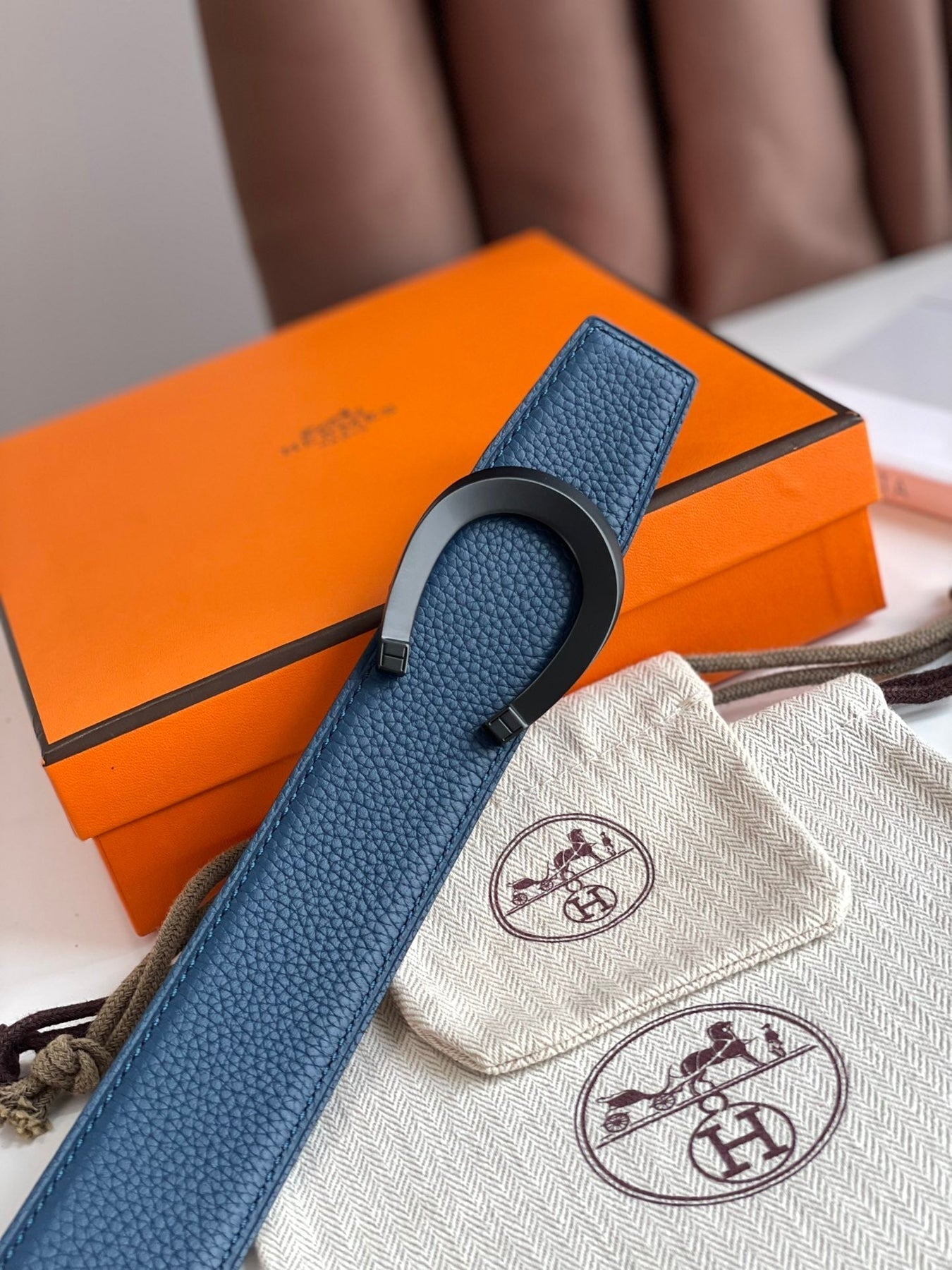 HM LUCK BELT BUCKLE & REVERSIBLE BLACK AND NAVY BLUE LEATHER STRAP 38MM