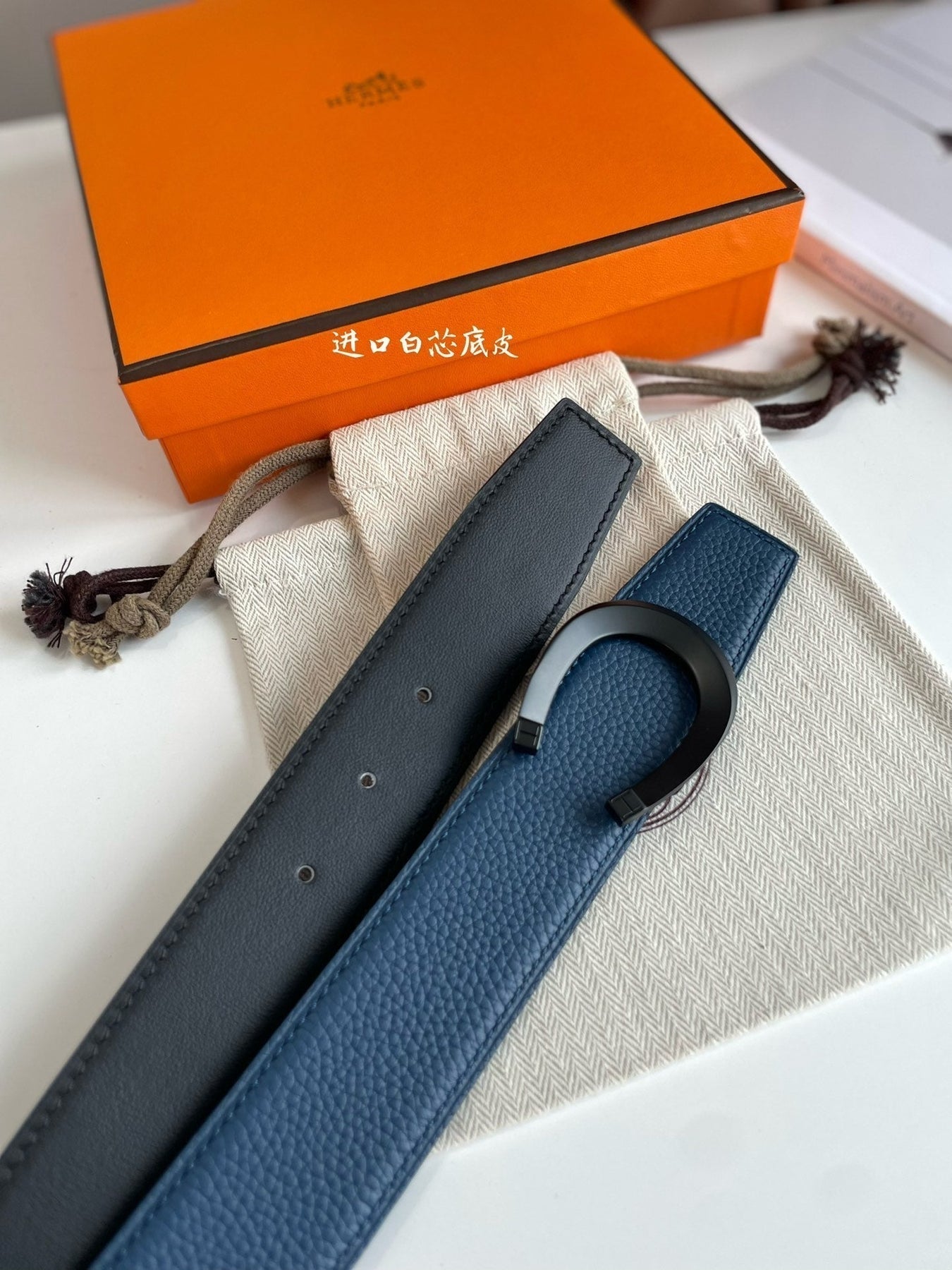 HM LUCK BELT BUCKLE & REVERSIBLE BLACK AND NAVY BLUE LEATHER STRAP 38MM