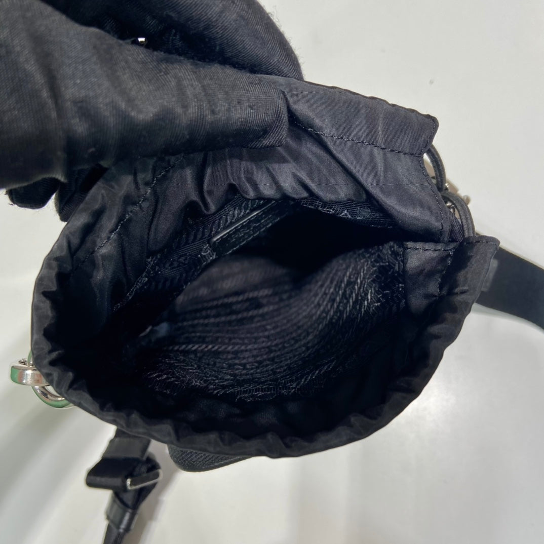 PHONE BAG 18 IN BLACK RE-NYLON