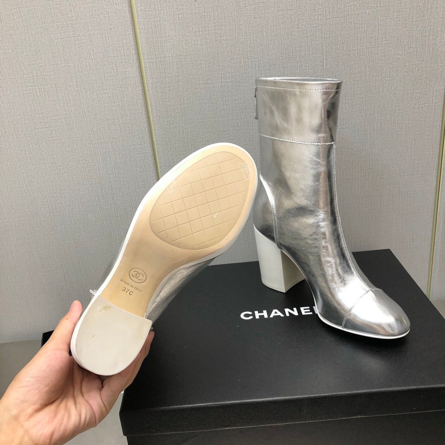 HIGH HEEL ANKLE BOOTS IN SILVER CALFSKIN