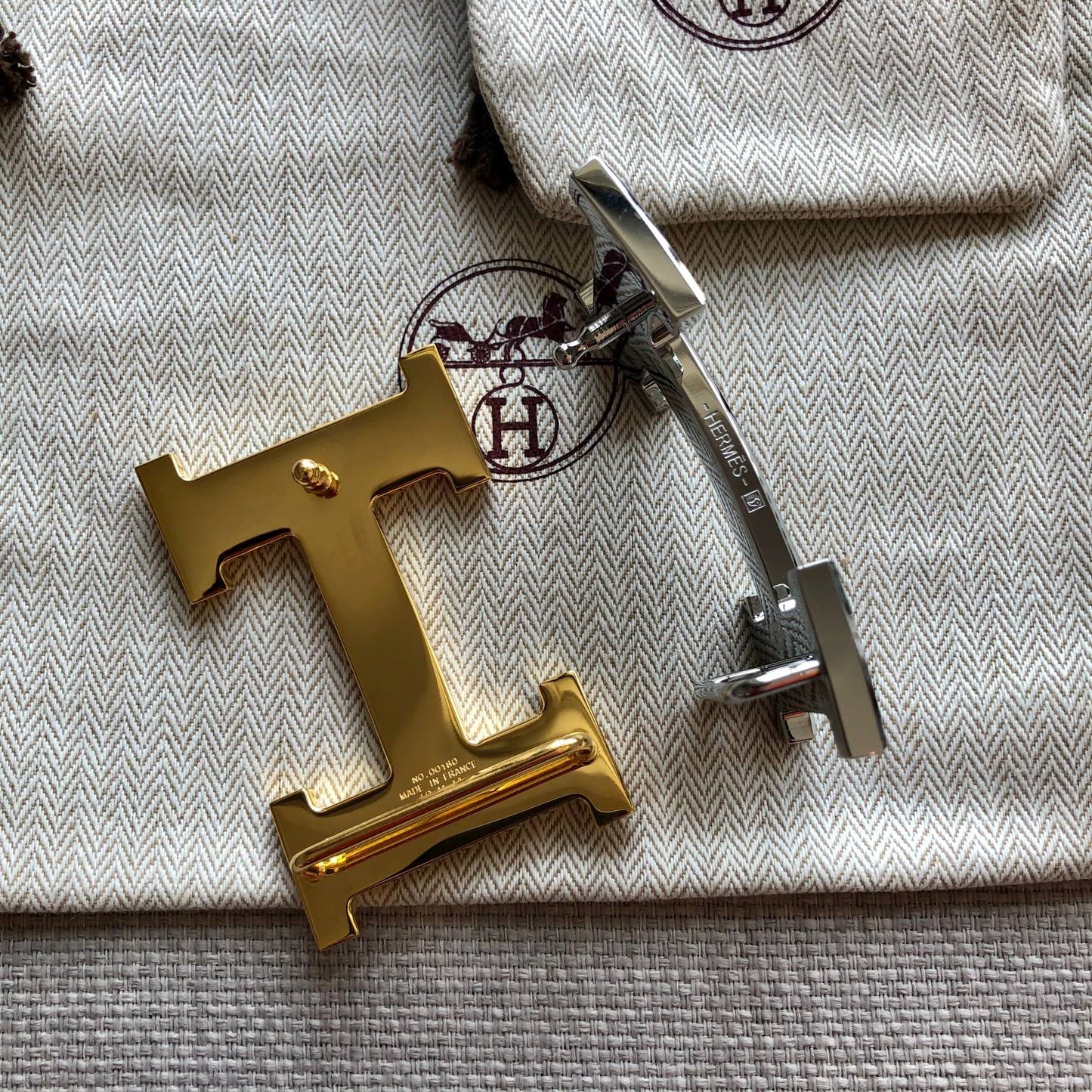 HM BELT BUCKLE & REVERSIBLE BLACK LEATHER STRAP 38MM GOLD HARDWARE