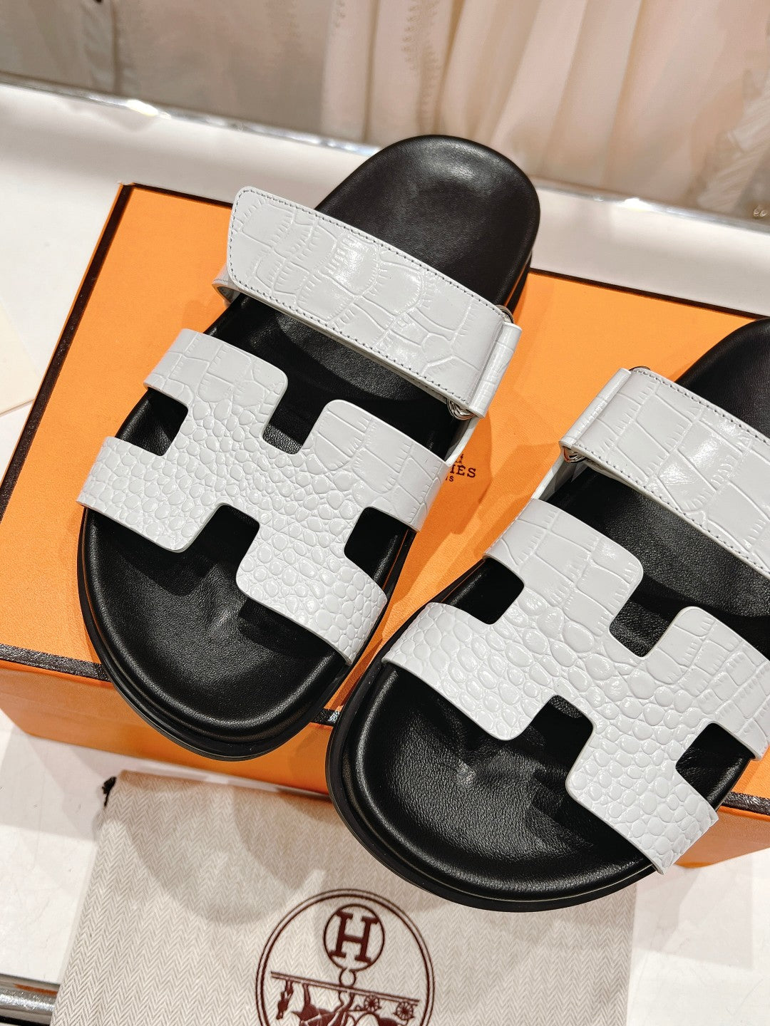 CHYPRE SANDAL BLACK AND WHITE LAMBSKIN