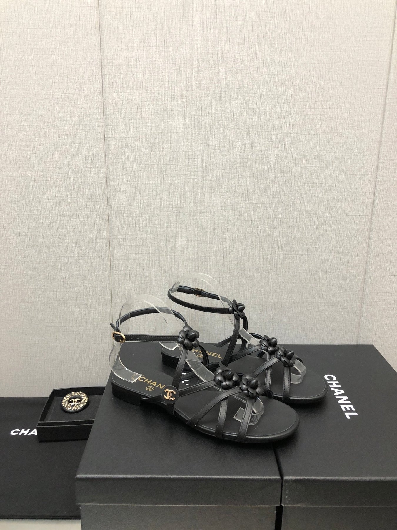 FLORAL FLAT SANDAL IN BLACK LAMBSKIN