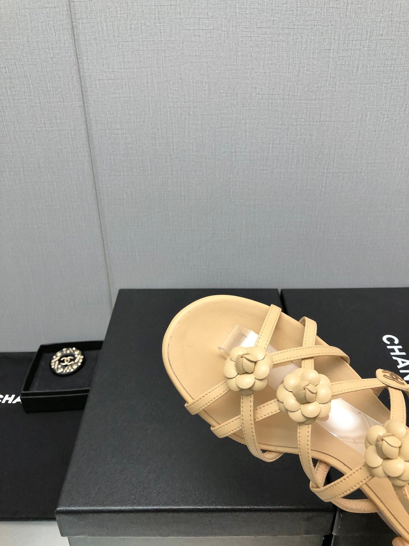 FLORAL FLAT SANDAL IN SAND YELLOW LAMBSKIN