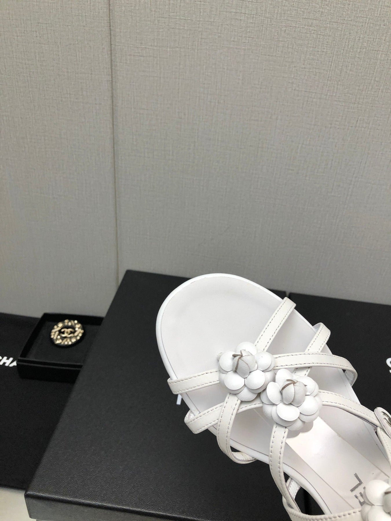 FLORAL FLAT SANDAL IN WHITE LAMBSKIN