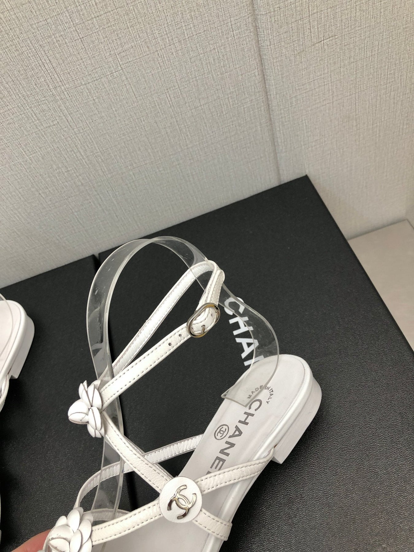 FLORAL FLAT SANDAL IN WHITE LAMBSKIN