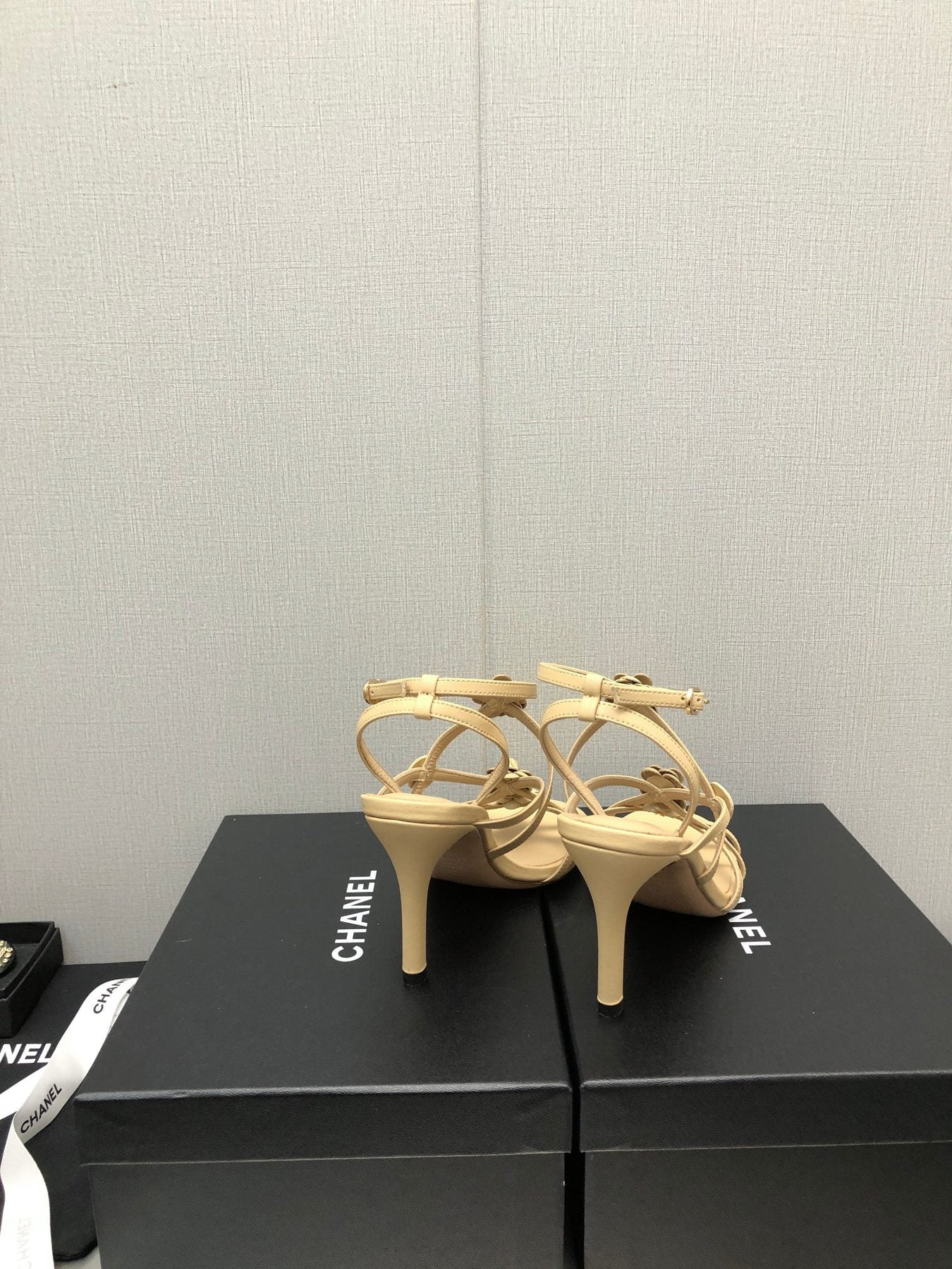 FLORAL HIGH HEEL SANDAL IN SAND YELLOW LAMBSKIN