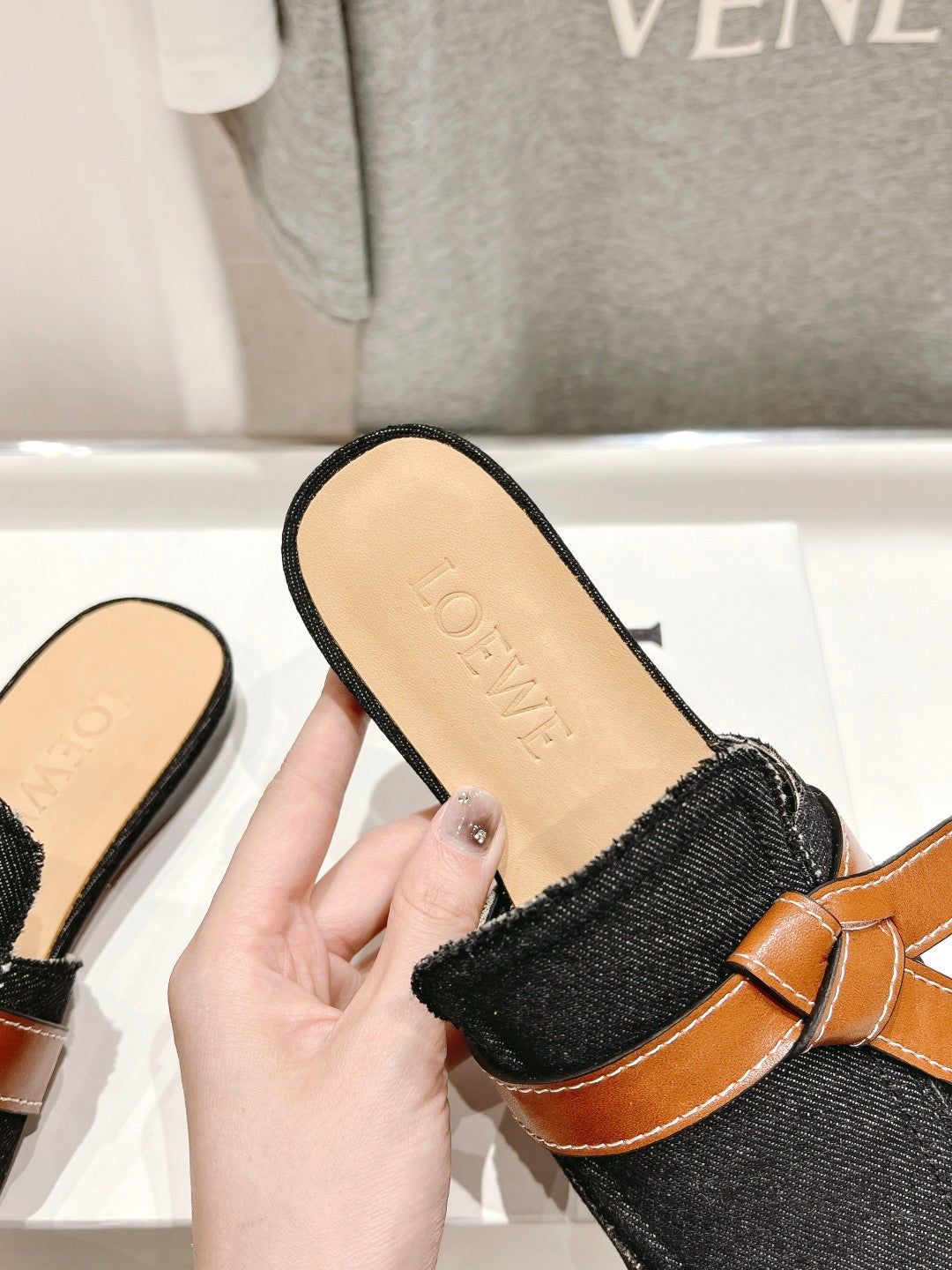 LW GATE BELTED MULE BLACK DENIM