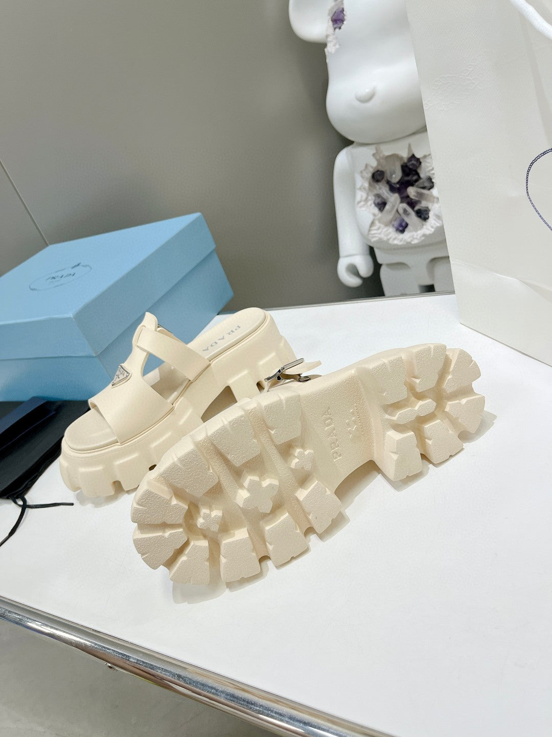 MONOLITH SLIPPER SANDALS IN BEIGE RUBBER