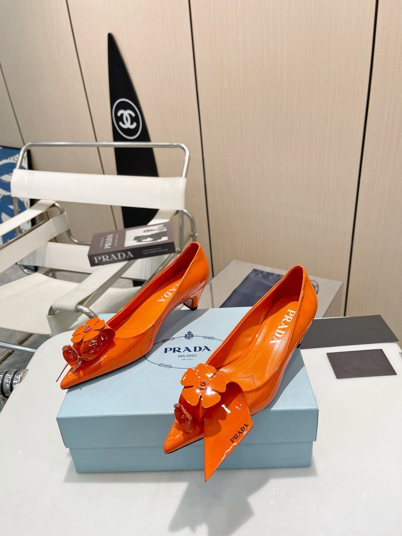 PUMPS KITTEN HEEL IN ORANGE PATENT CALFSKIN ATTACHED FLOWERS
