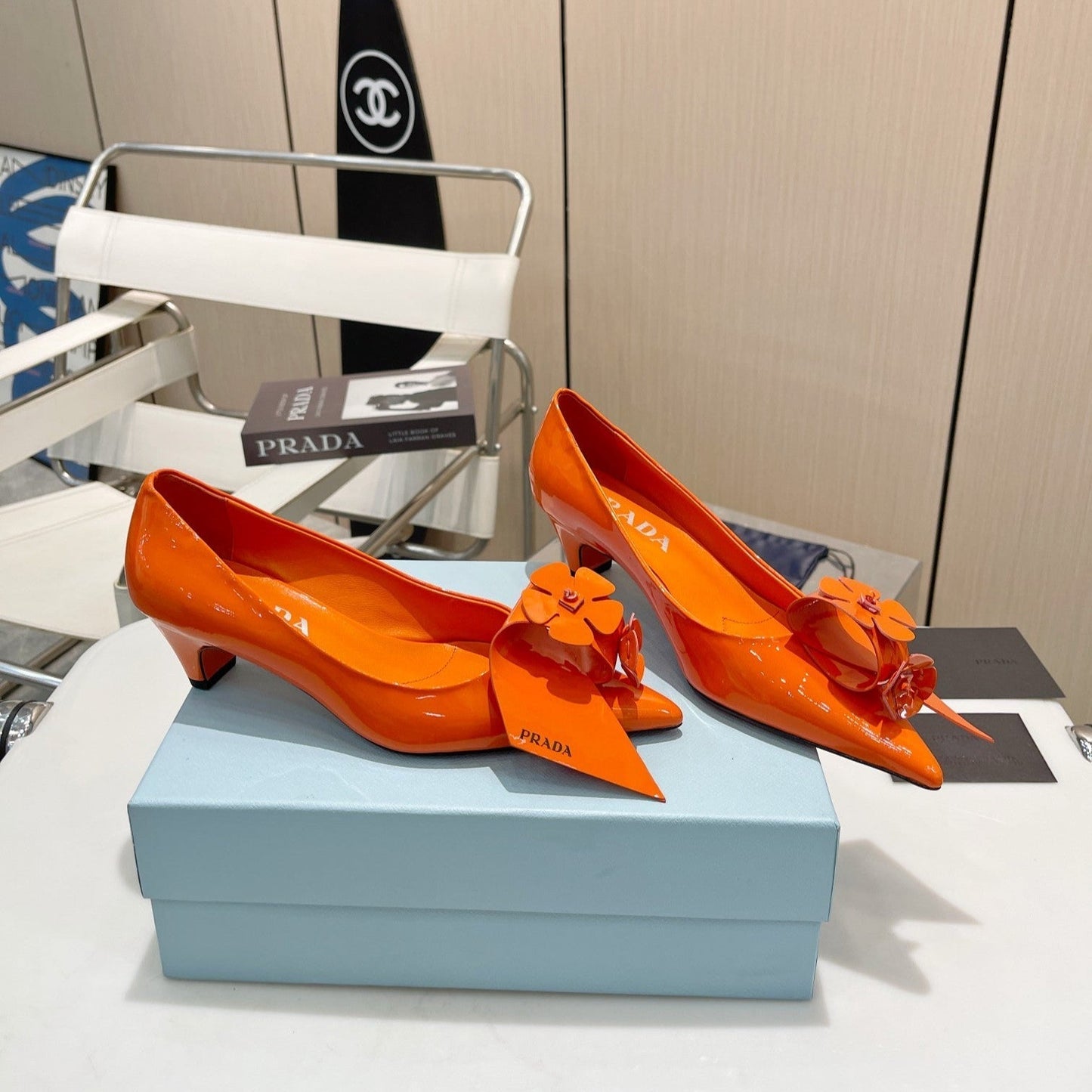 PUMPS KITTEN HEEL IN ORANGE PATENT CALFSKIN ATTACHED FLOWERS