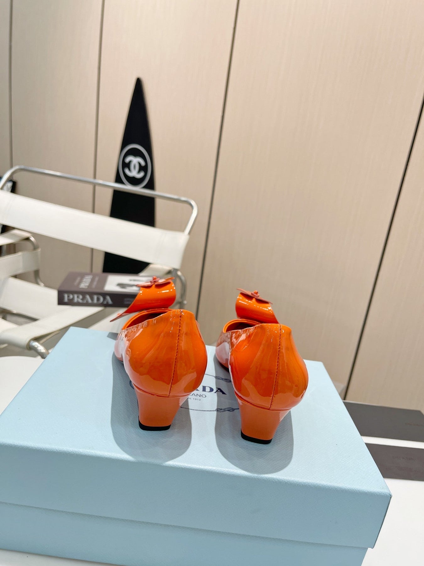 PUMPS KITTEN HEEL IN ORANGE PATENT CALFSKIN ATTACHED FLOWERS