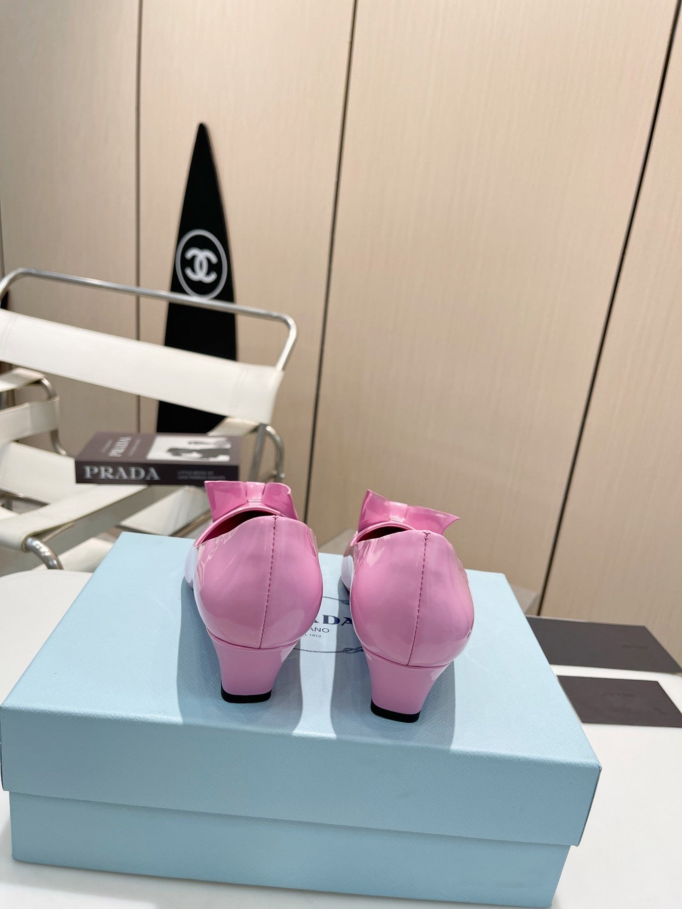 KITTEN HEEL PUMPS WITH CREATIVE SHAPE IN PINK GLOSSY LAMBSKIN