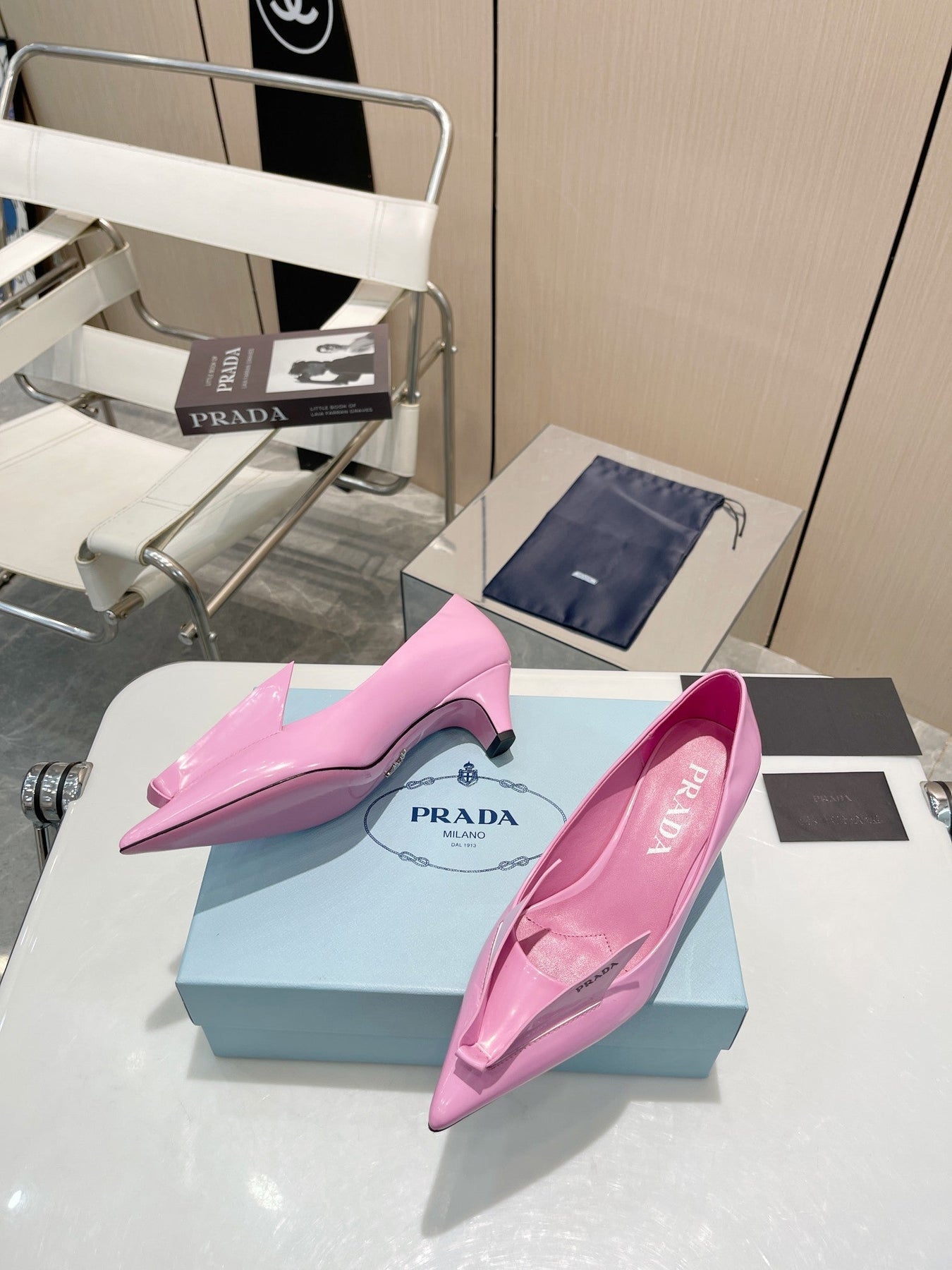 KITTEN HEEL PUMPS WITH CREATIVE SHAPE IN PINK GLOSSY LAMBSKIN