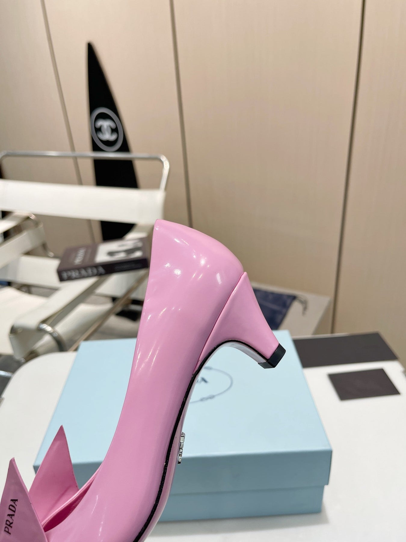 KITTEN HEEL PUMPS WITH CREATIVE SHAPE IN PINK GLOSSY LAMBSKIN