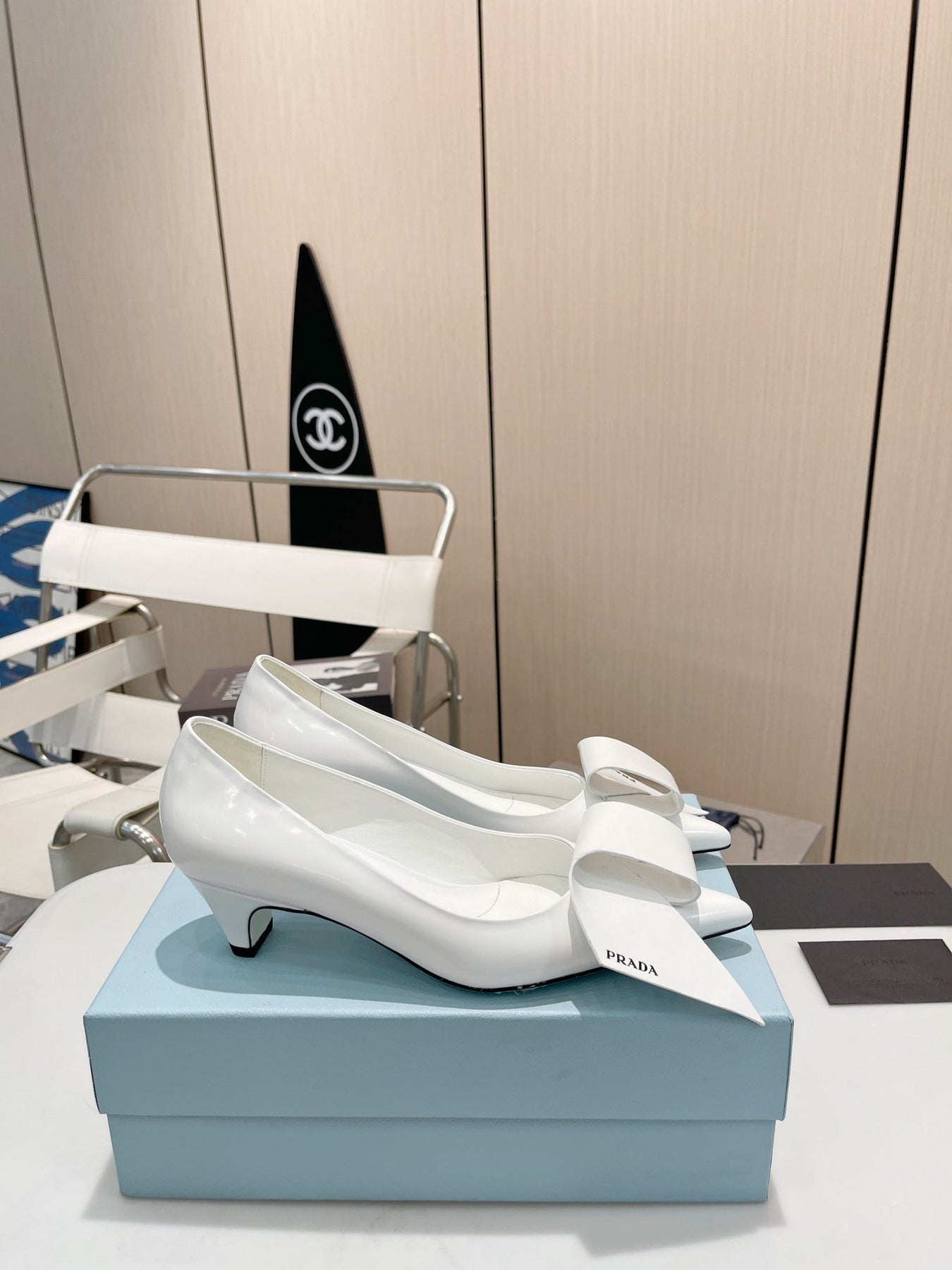 POINTED TOE PUMPS KITTEN HEEL IN WHITE GLOSSY LAMBSKIN WITH BOW