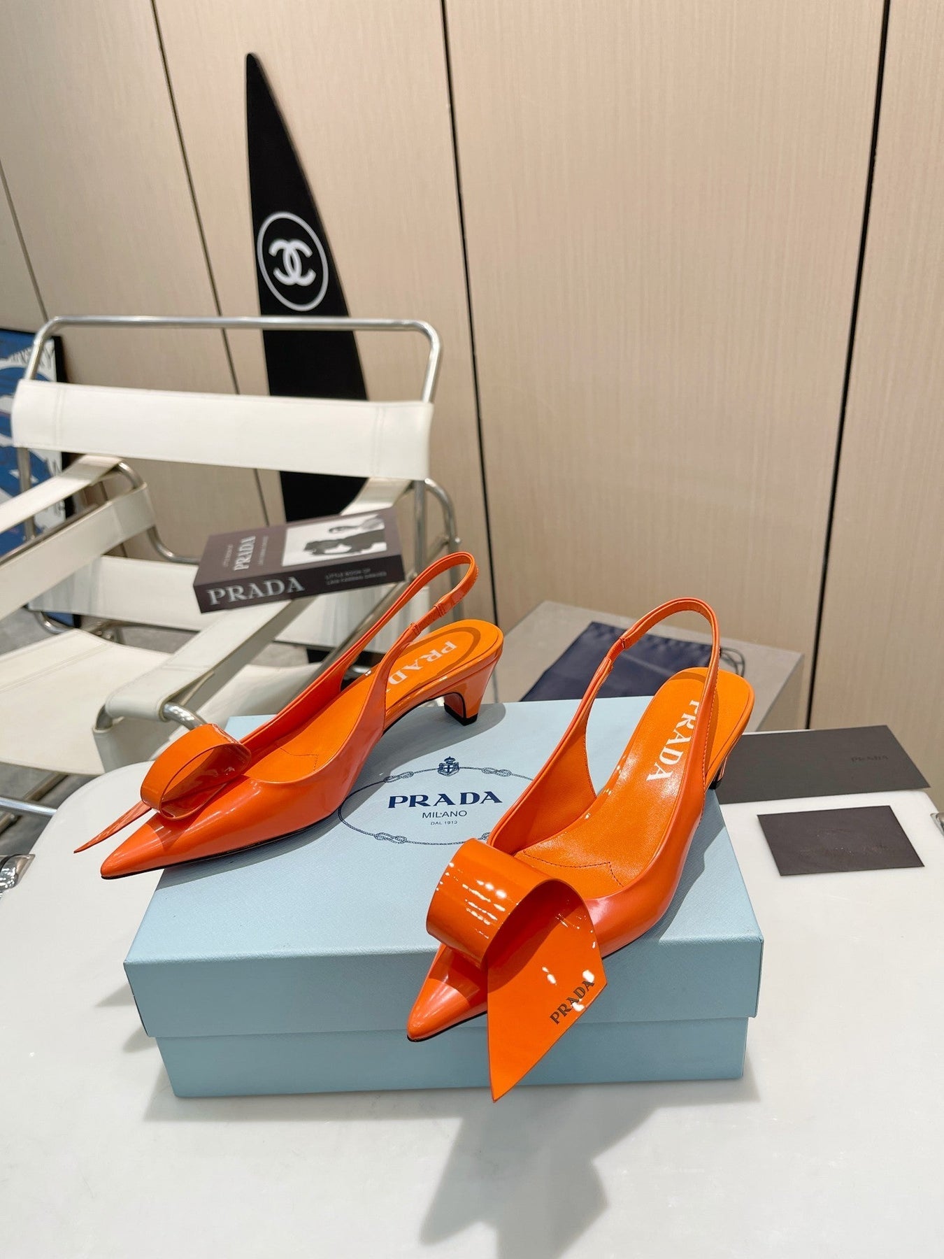 POINTED TOE SLINGBACK KITTEN HEEL WITH BOW IN ORANGE GLOSSY LAMBSKIN