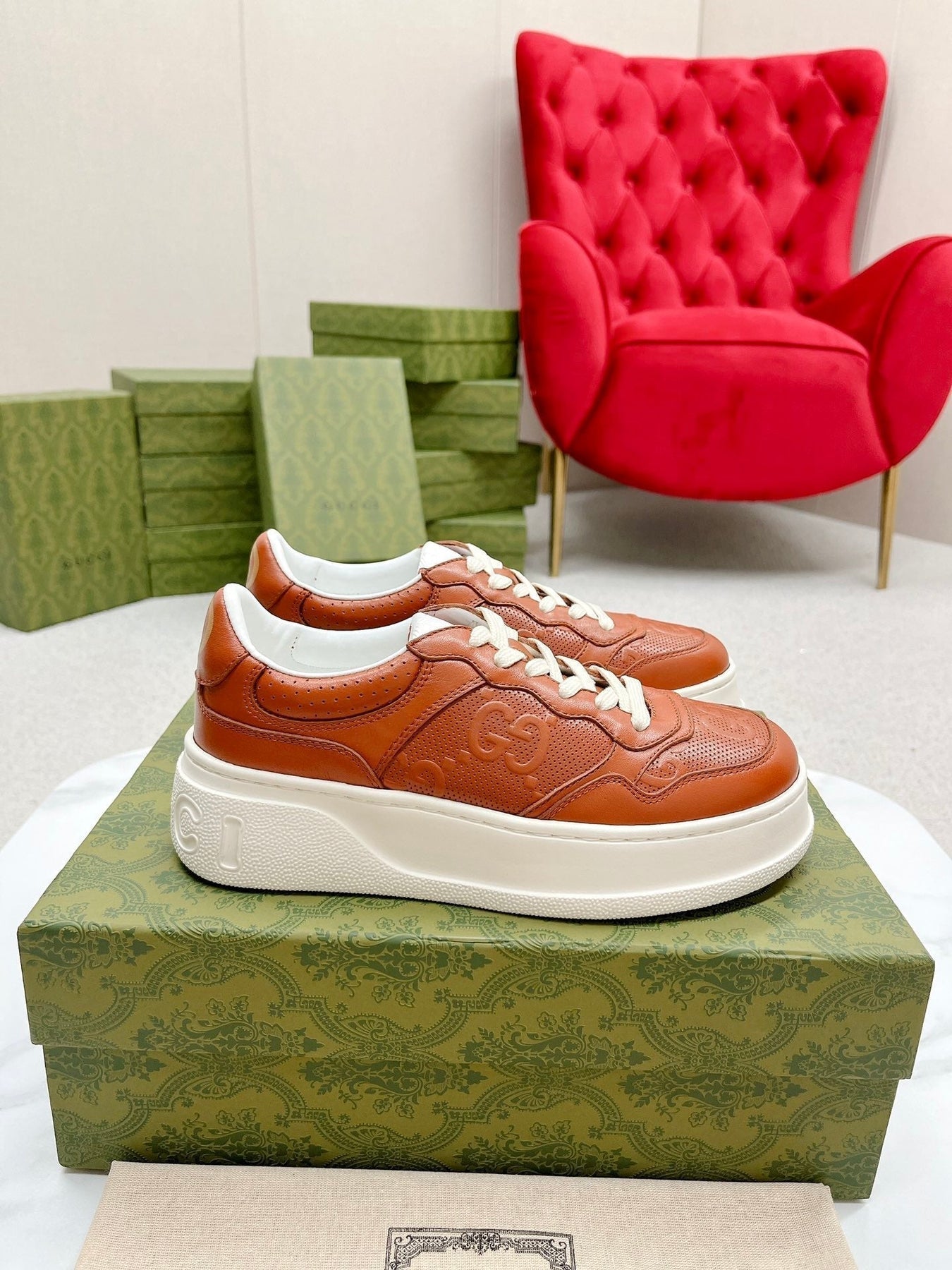 GG EMBOSSED TRAINER CARAMEL CALFSKIN