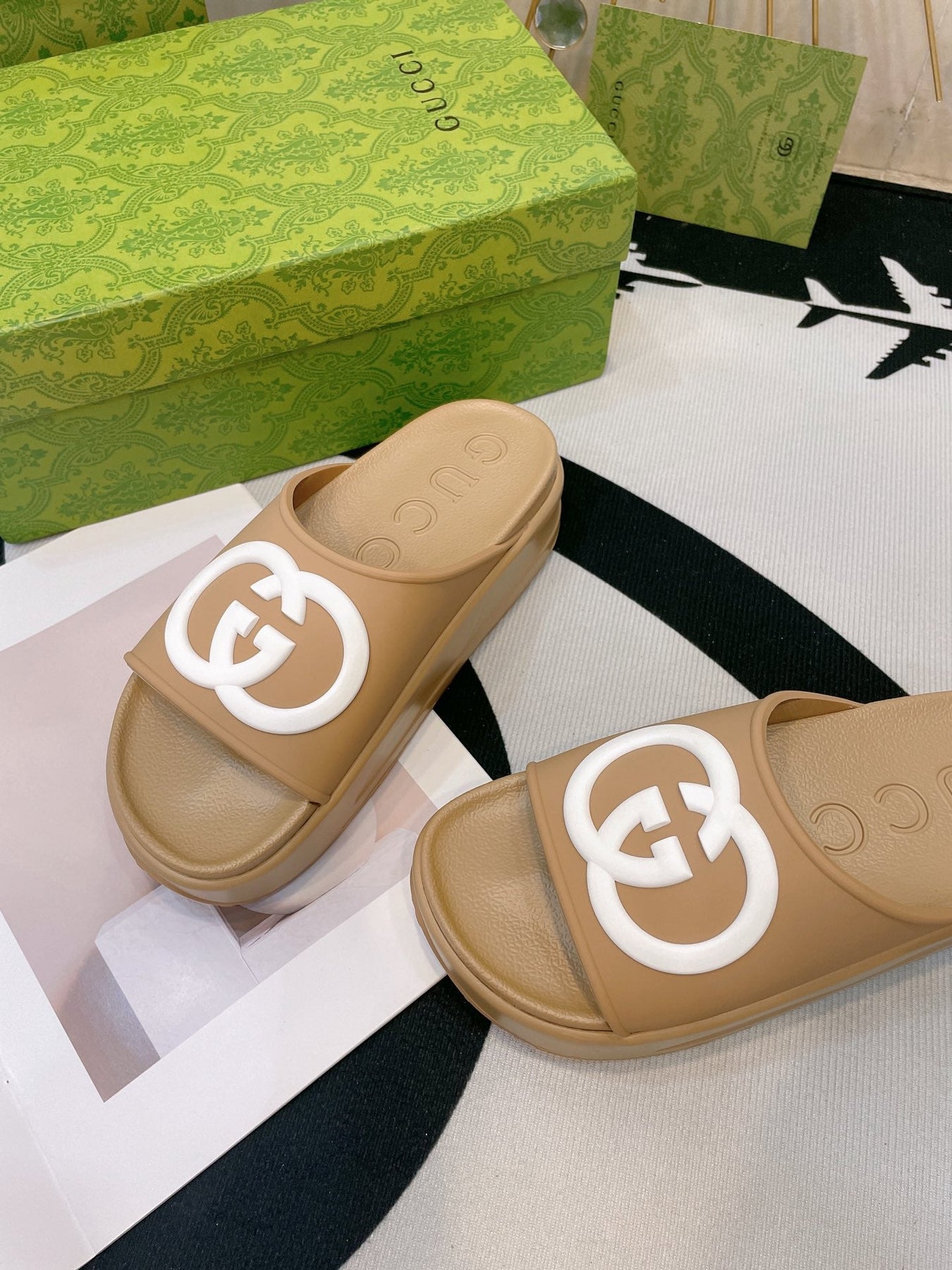 INTERLOCKING G SLIDE SANDAL IN TORTILLA BROWN IMPORTED TPU