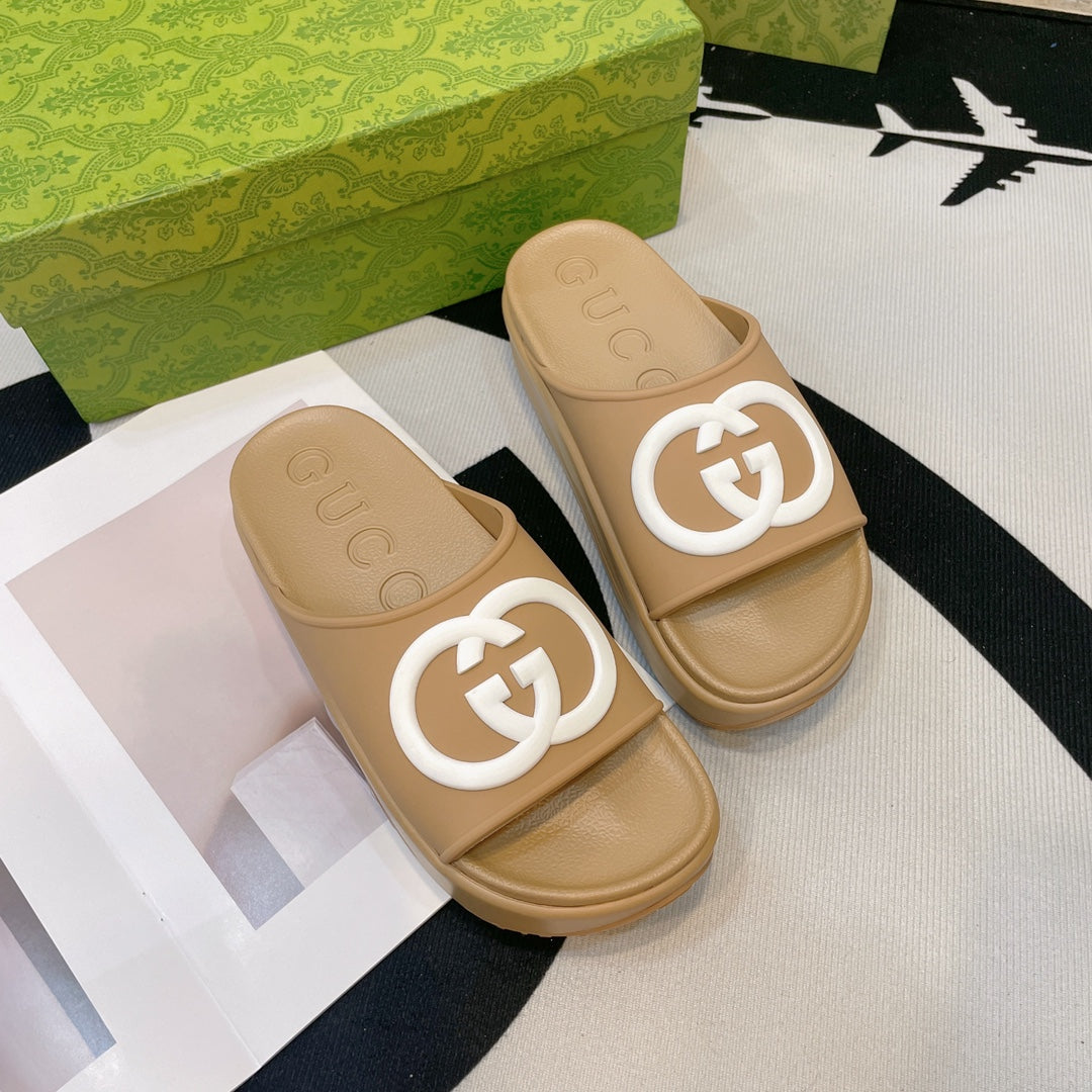 INTERLOCKING G SLIDE SANDAL IN TORTILLA BROWN IMPORTED TPU