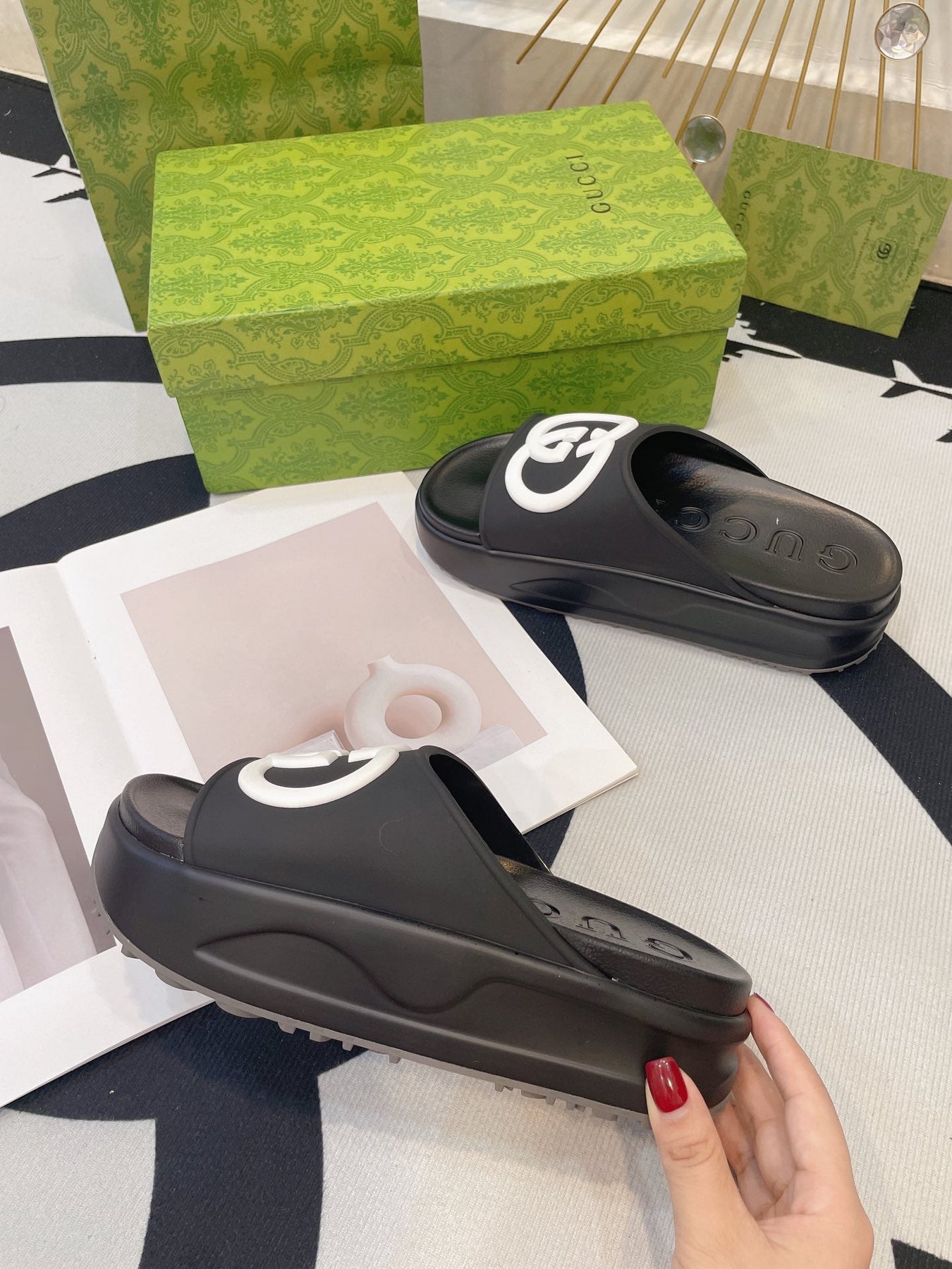 INTERLOCKING G SLIDE SANDAL IN BLACK IMPORTED TPU