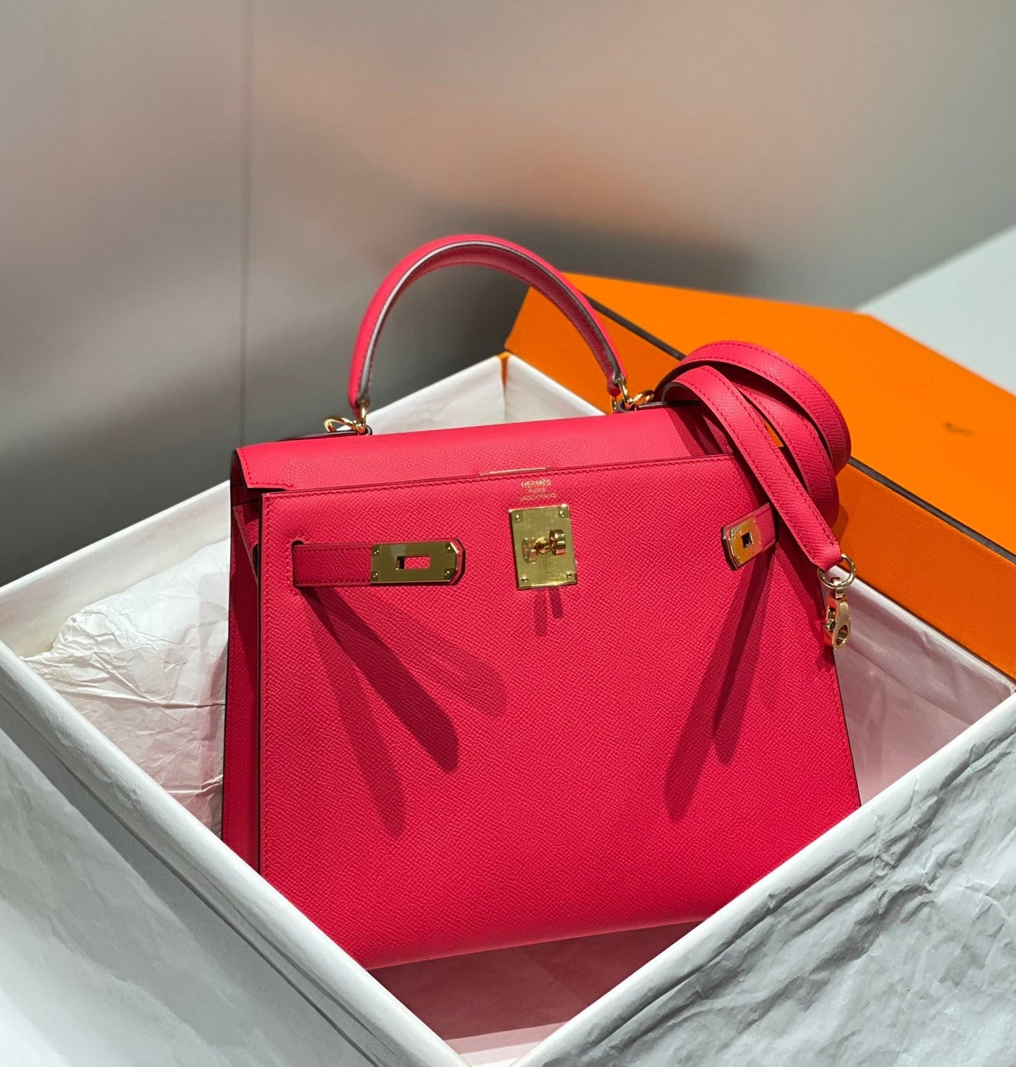 KELLY 28CM IN ROSE TYRIEN SWIFT CALFSKIN GOLD HARDWARE