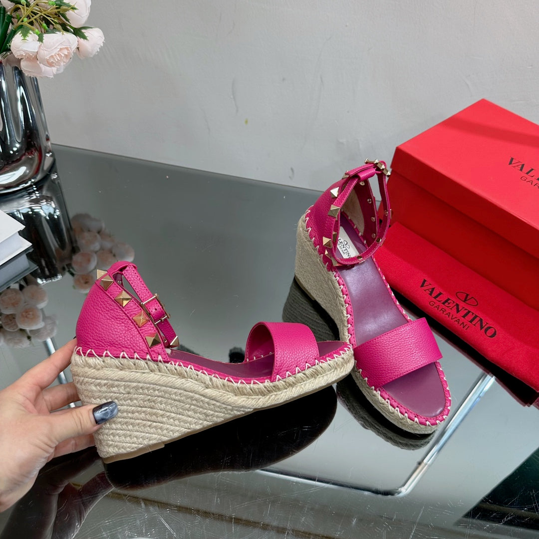 ROCKSTUD WEDGE 85 MM IN DEEP PINK CALFSKIN