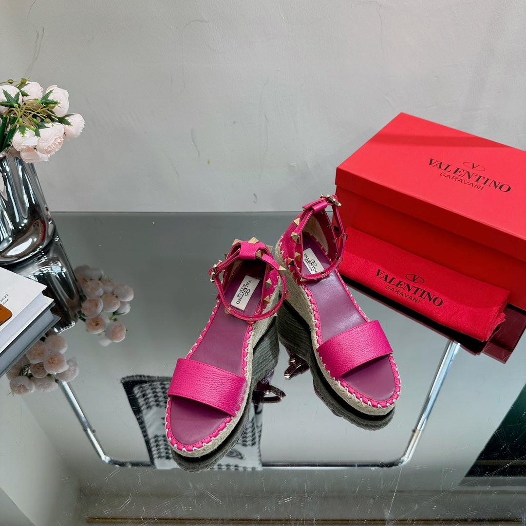 ROCKSTUD WEDGE 85 MM IN DEEP PINK CALFSKIN