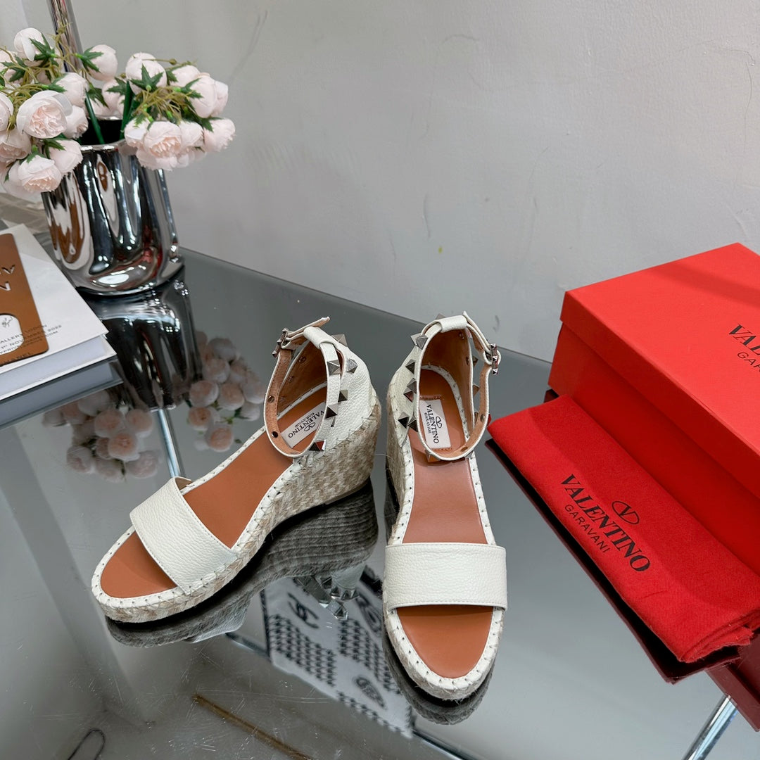 ROCKSTUD WEDGE 85 MM IN WHITE CALFSKIN