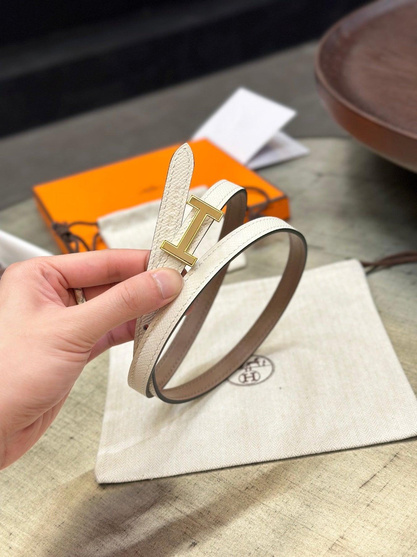 HM FOCUS BUCKLE & REVERSIBLE PEANUT BROWN AND WHITE LEATHER STRAP 13MM GOLD HARDWARE