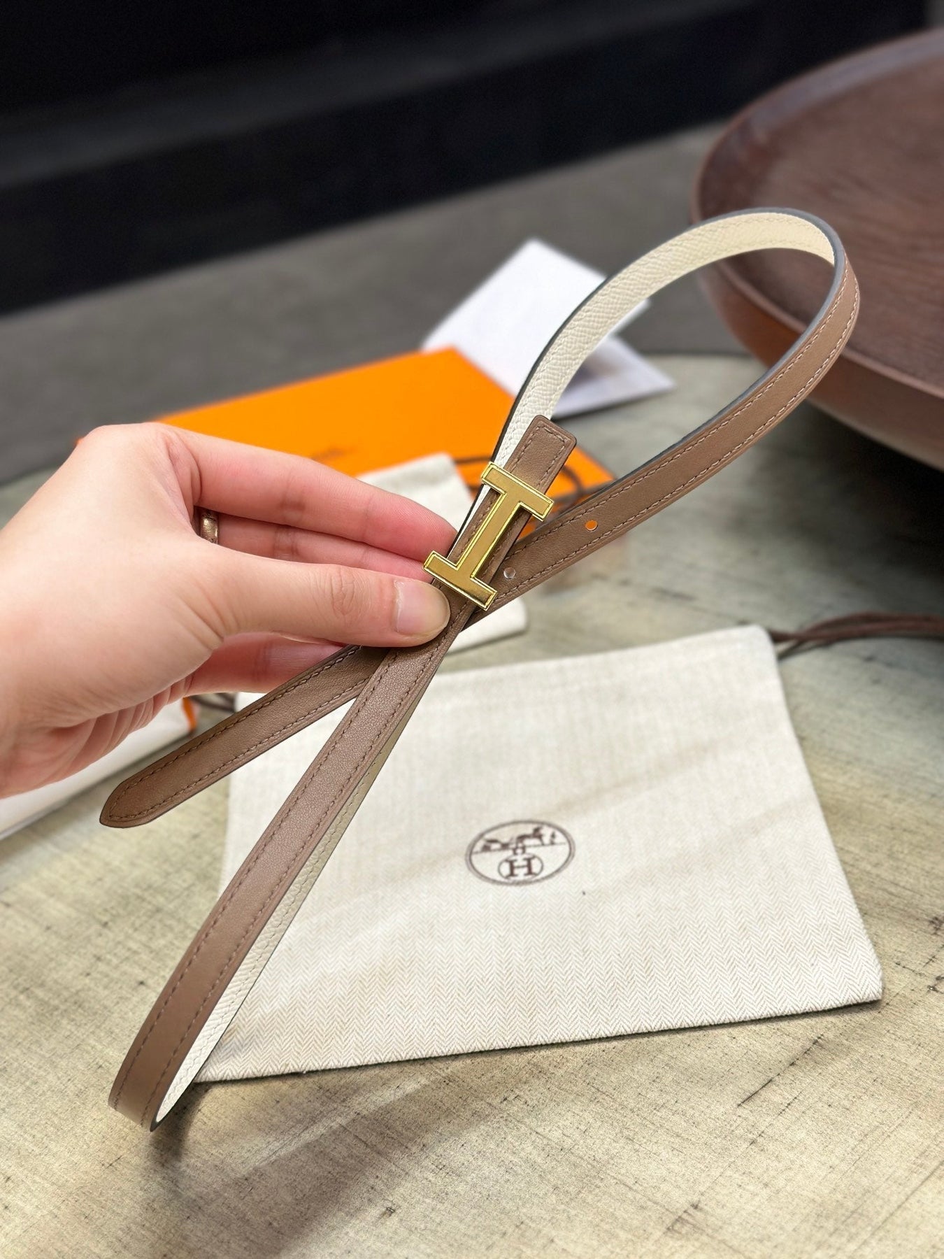 HM FOCUS BUCKLE & REVERSIBLE PEANUT BROWN AND WHITE LEATHER STRAP 13MM GOLD HARDWARE