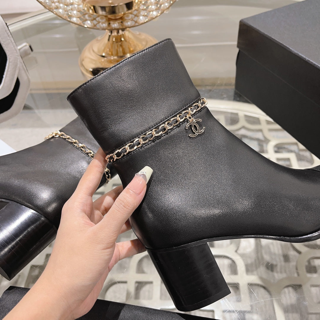 MID-HEEL ANKLE BOOTS IN BLACK SMOOTH CALFSKIN