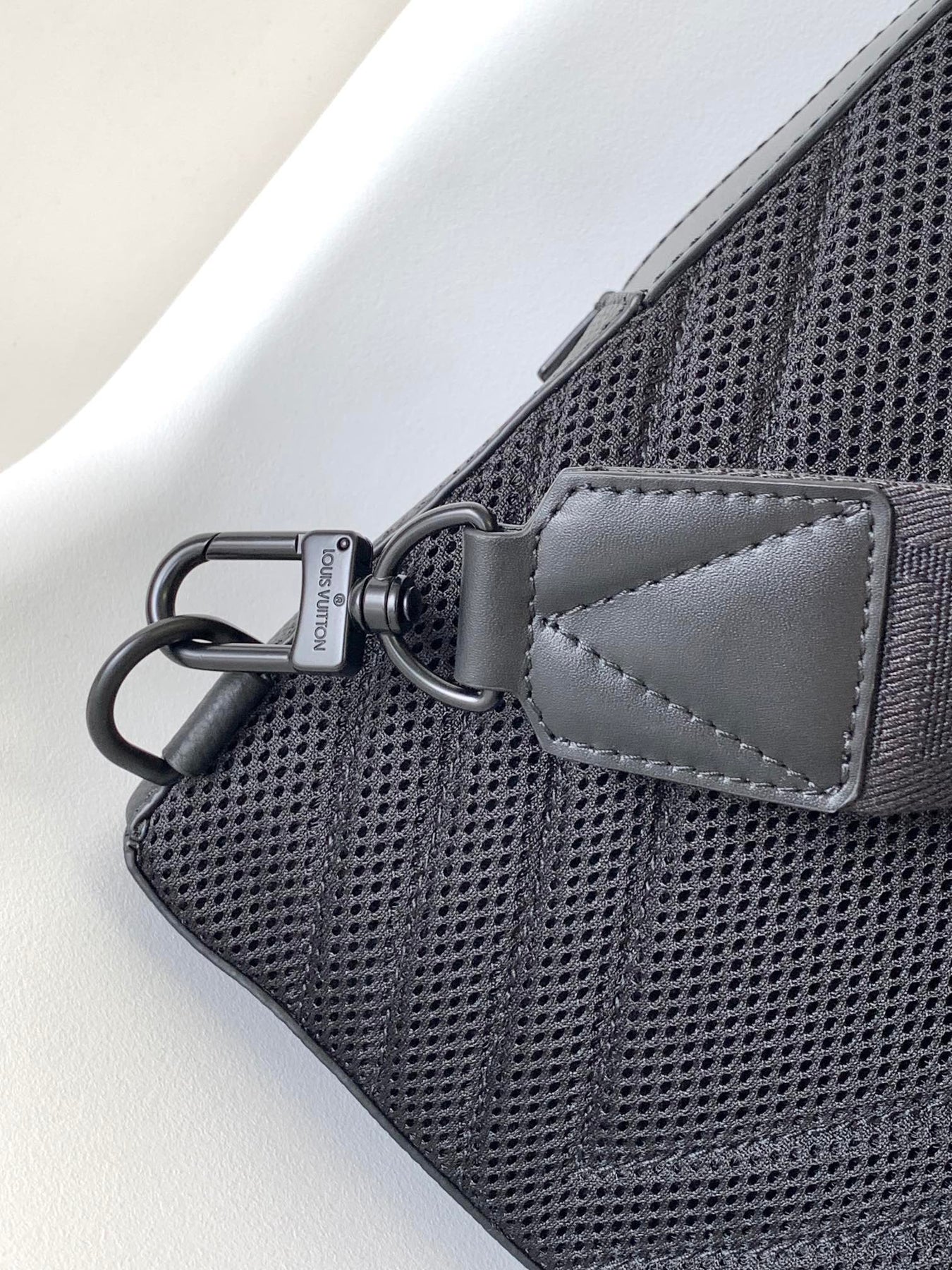 PILOT SLINGBAG 30 IN BLACK COWHIDE LEATHER