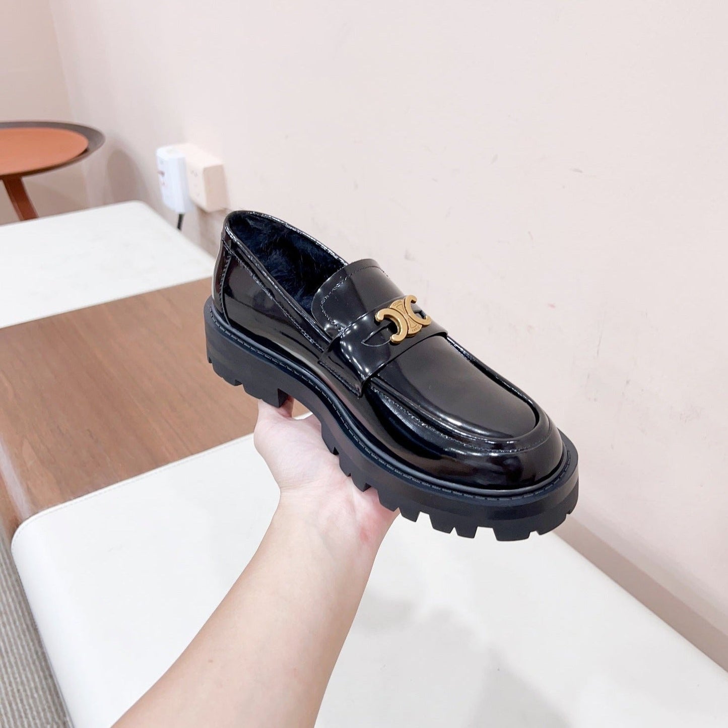 MARGARET LOAFER WITH TRIOMPHE CHAIN IN POLISHED BULL BLACK